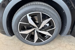 Musta Volkswagen ID.4 2025 kuva 10.