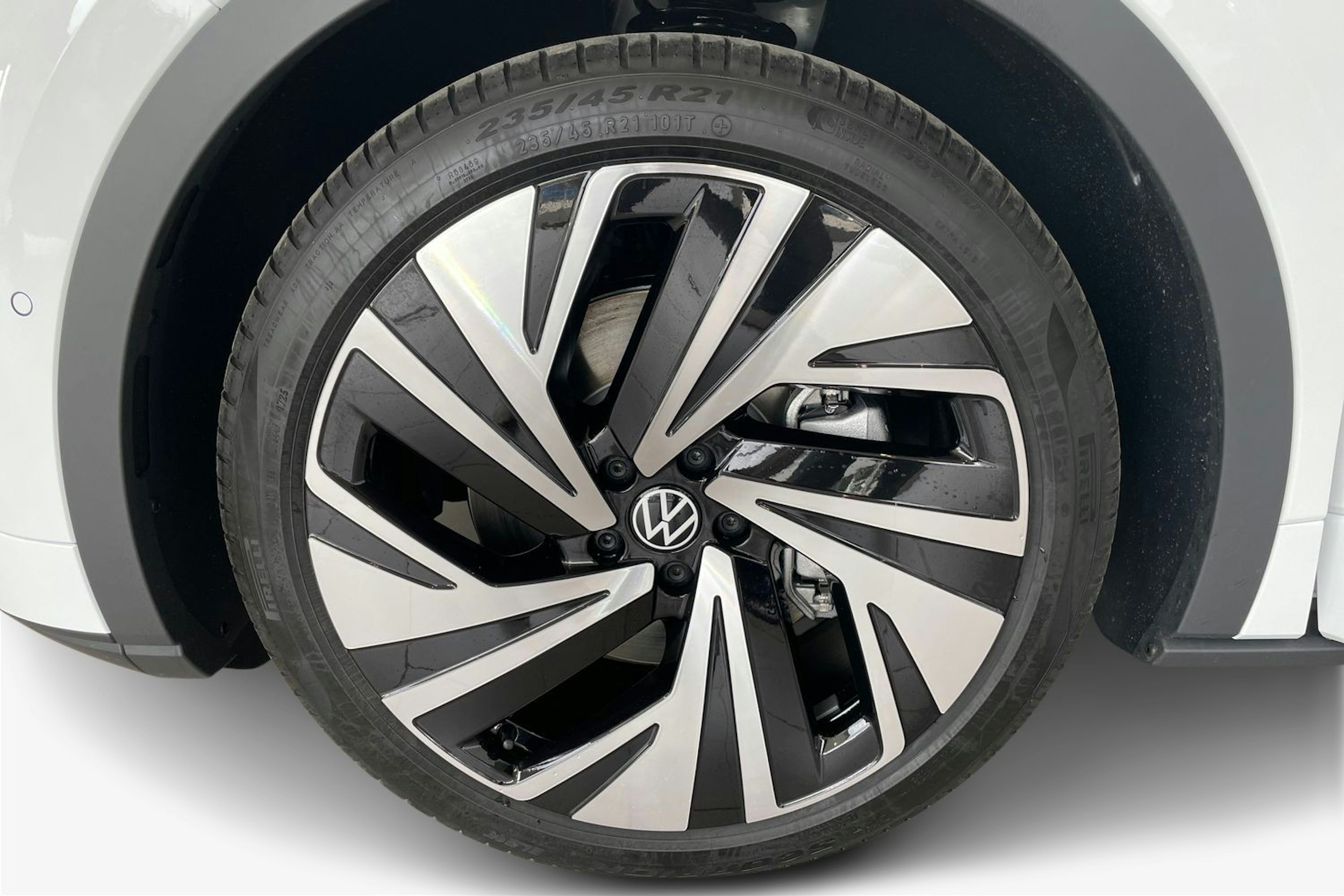 valkoinen Volkswagen ID.4 2025 kuva 9.