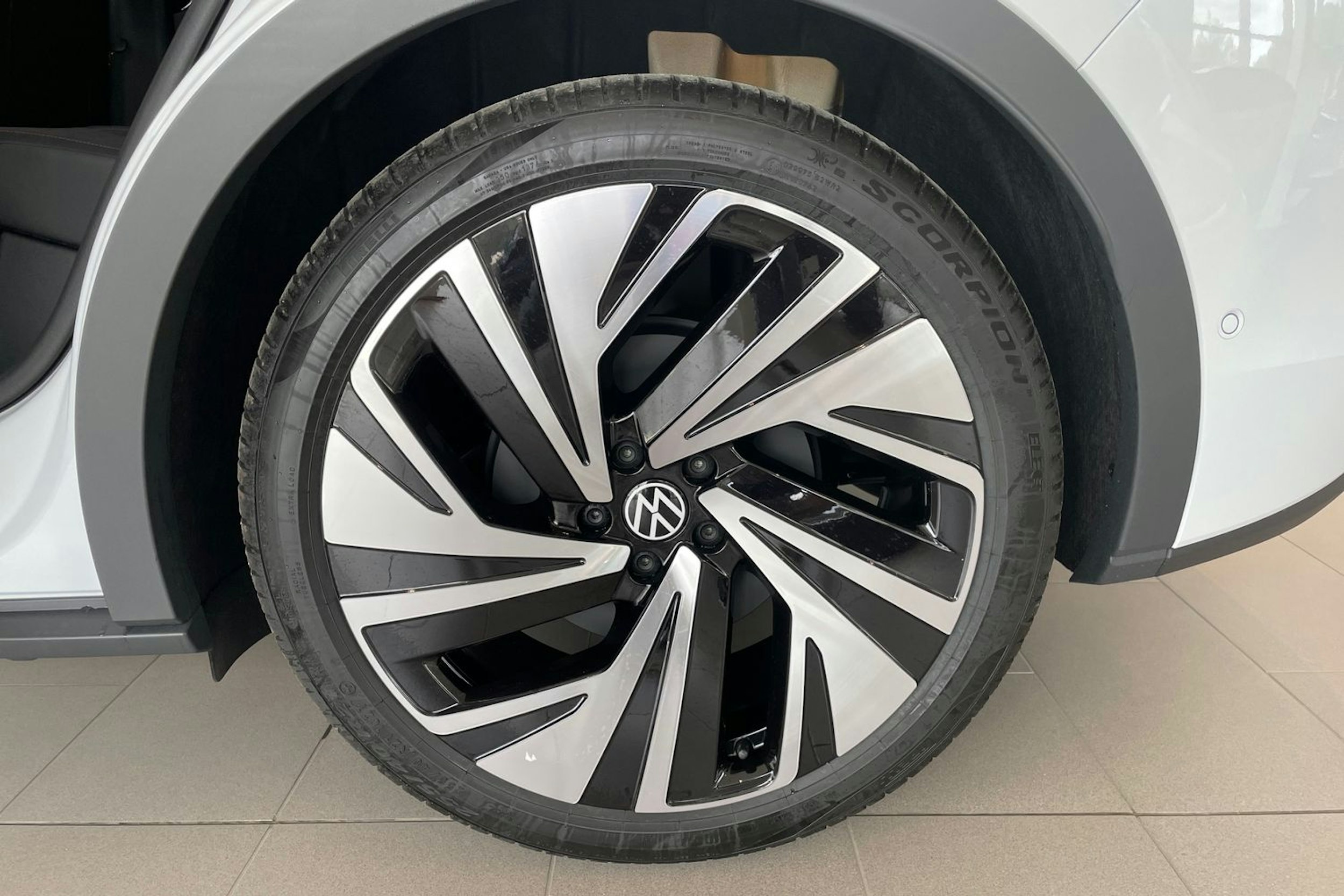 valkoinen Volkswagen ID.4 2025 kuva 10.