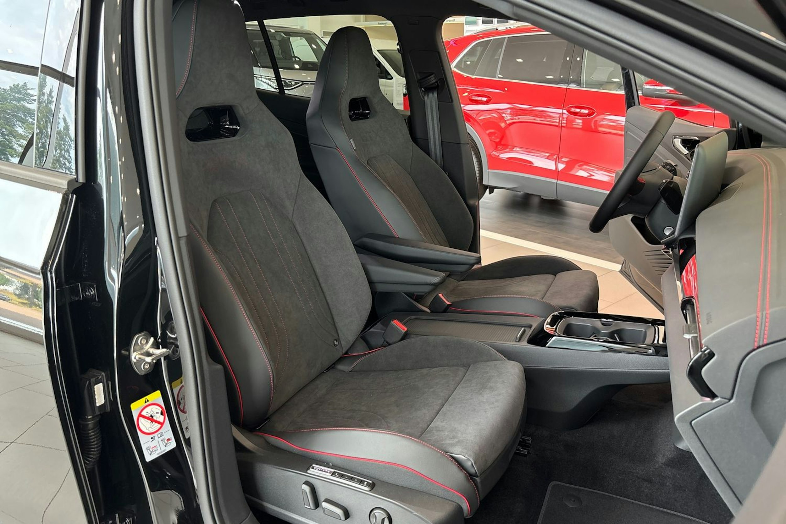 musta Volkswagen ID.4 2025 kuva 13.