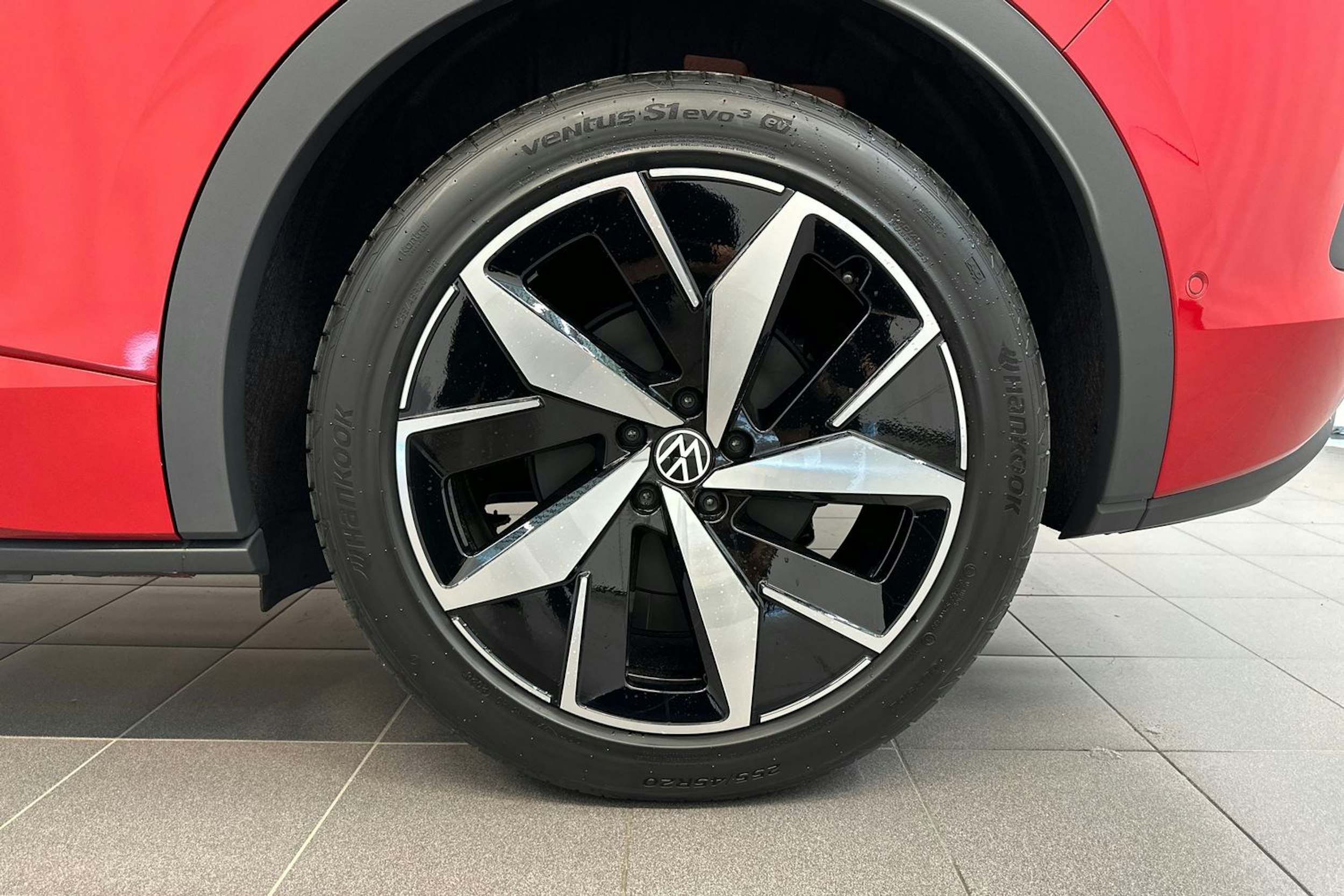 punainen Volkswagen ID.4 2025 kuva 10.