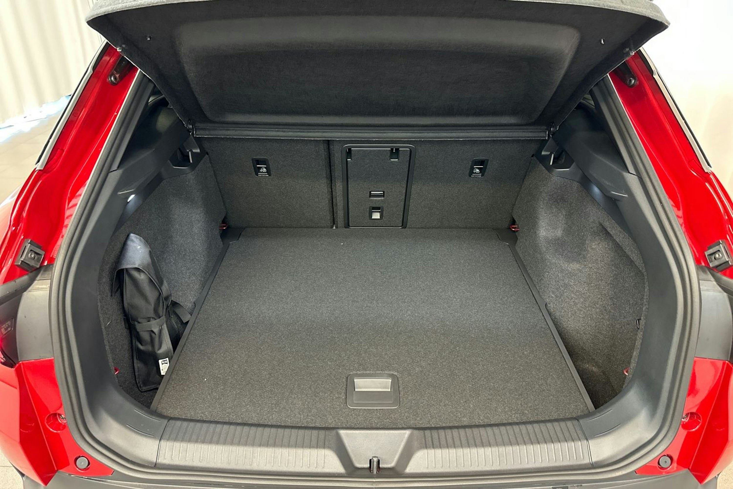 punainen Volkswagen ID.4 2025 kuva 12.