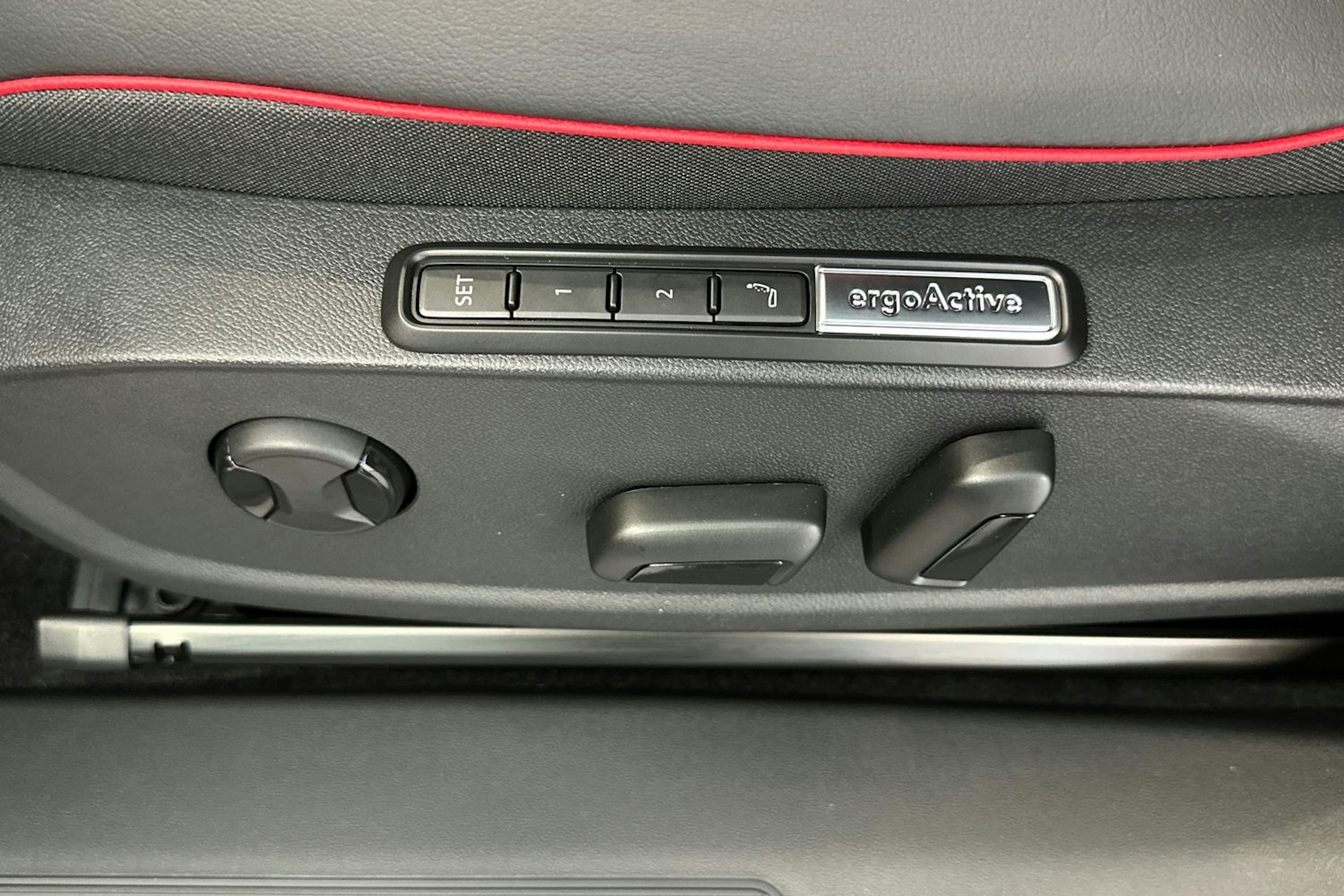 punainen Volkswagen ID.4 2025 kuva 18.