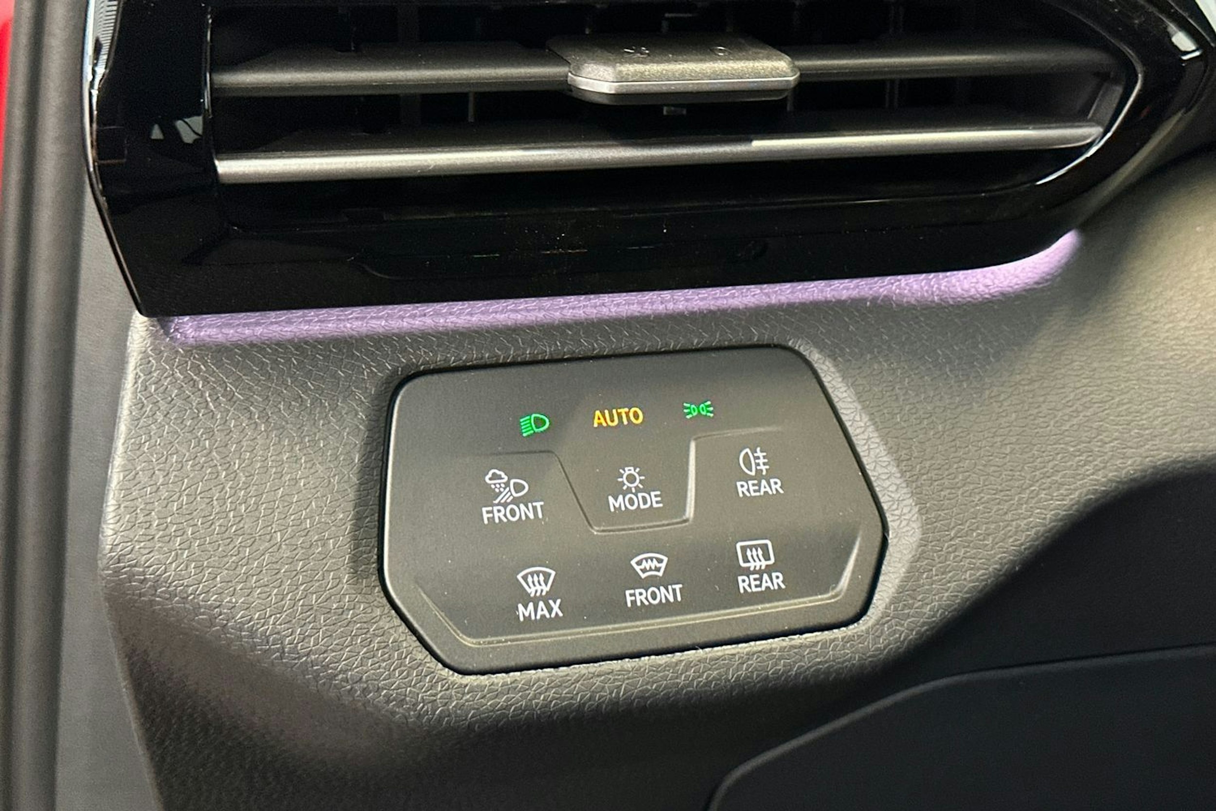 punainen Volkswagen ID.4 2025 kuva 19.