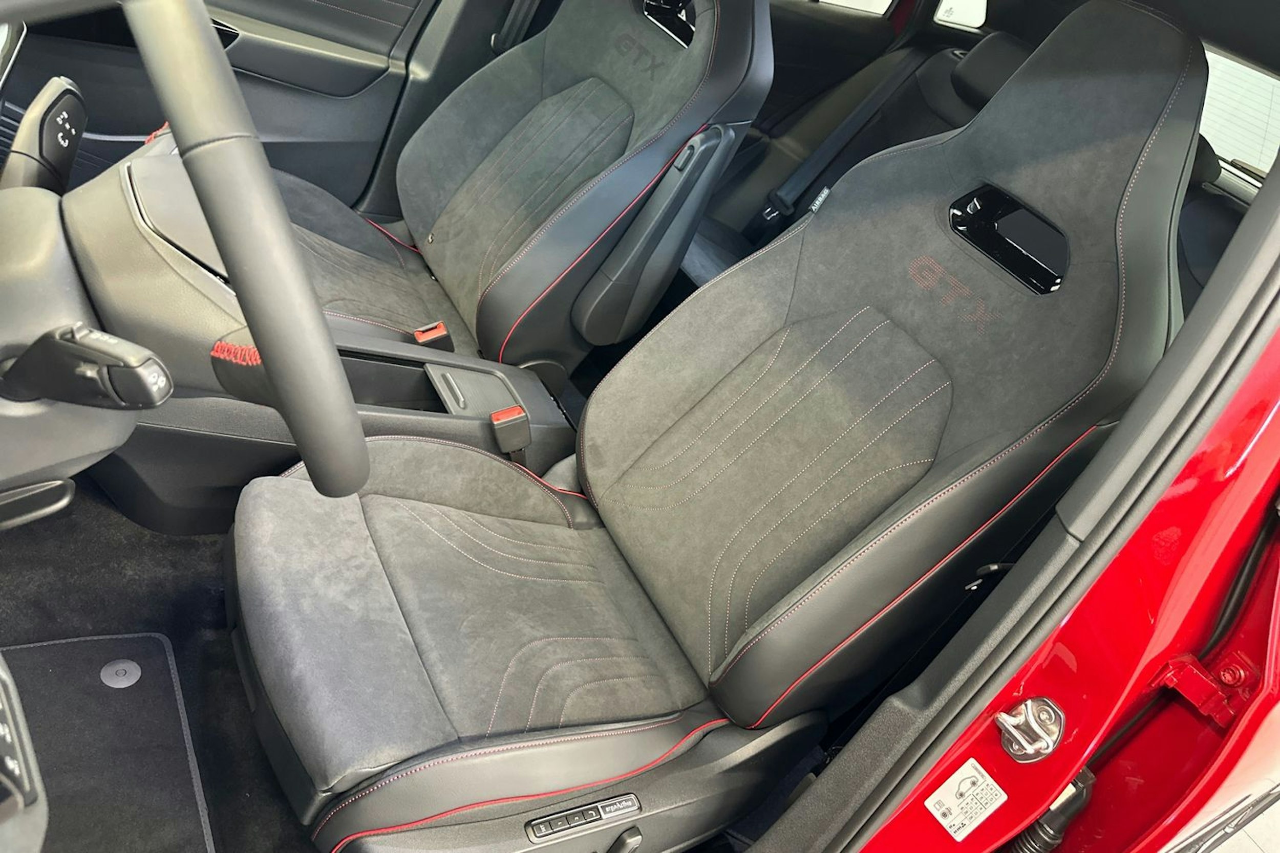 punainen Volkswagen ID.4 2025 kuva 33.