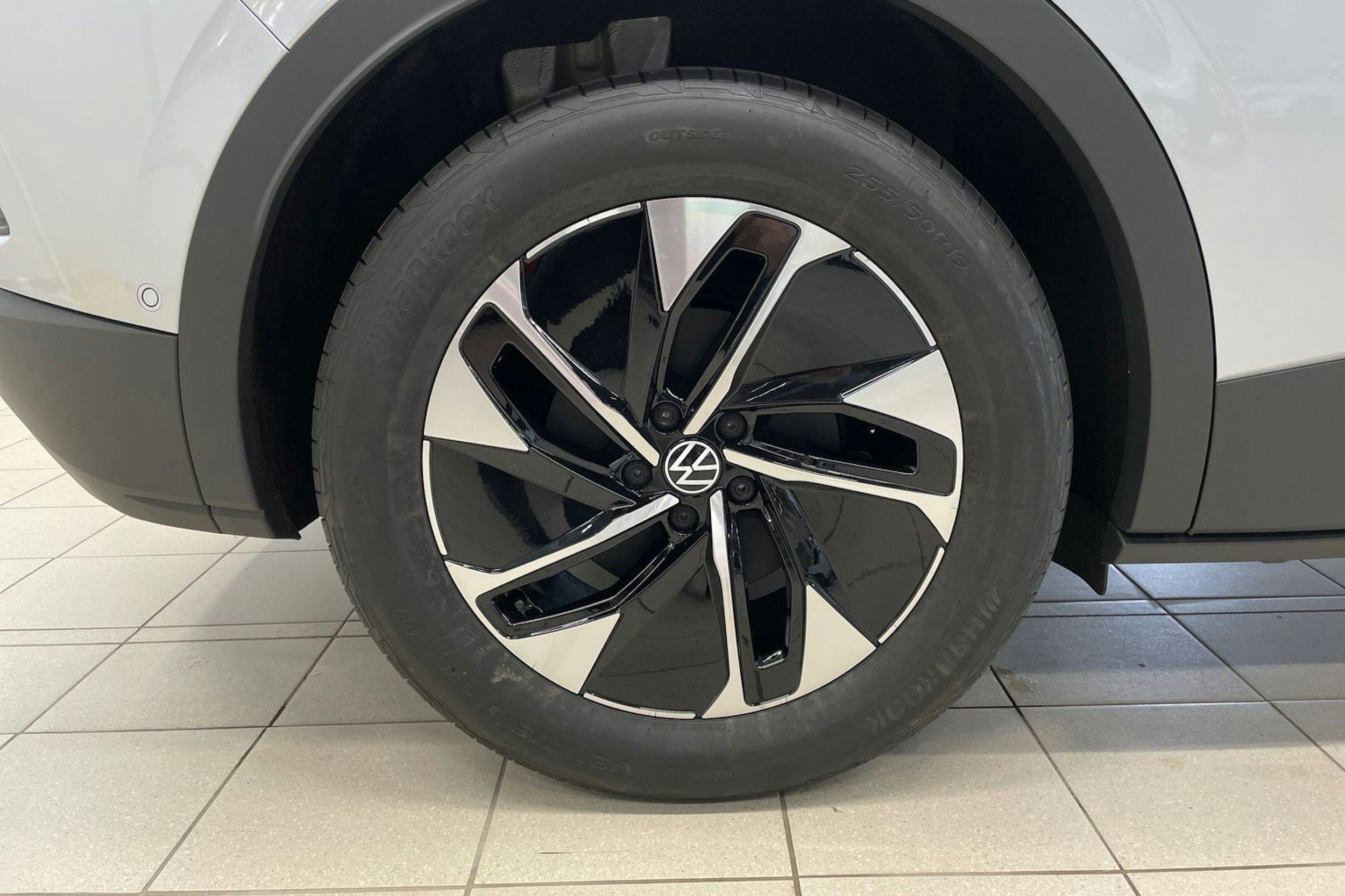harmaa Volkswagen ID.4 2025 kuva 10.