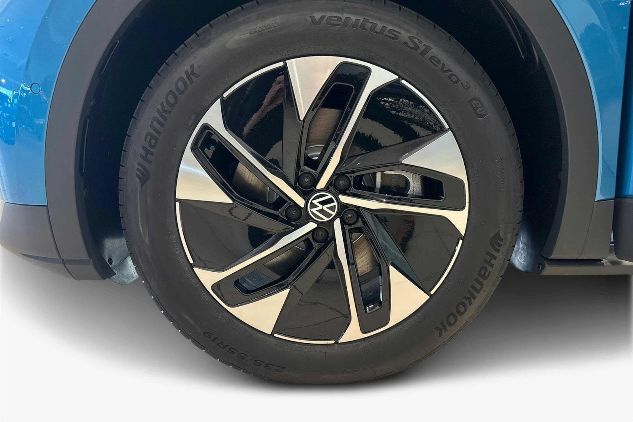 sininen Volkswagen ID.4 2025 kuva 9.