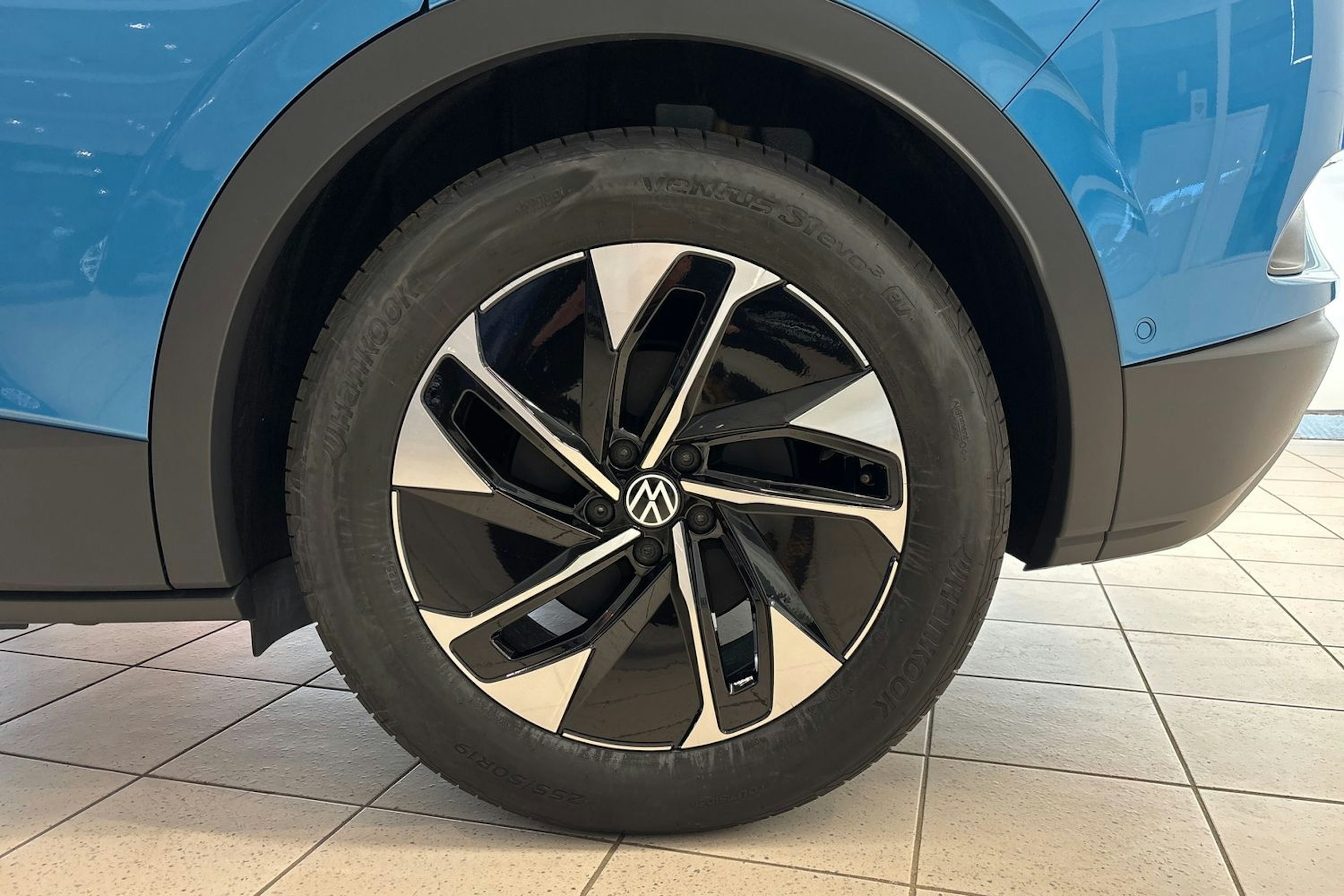 sininen Volkswagen ID.4 2025 kuva 10.