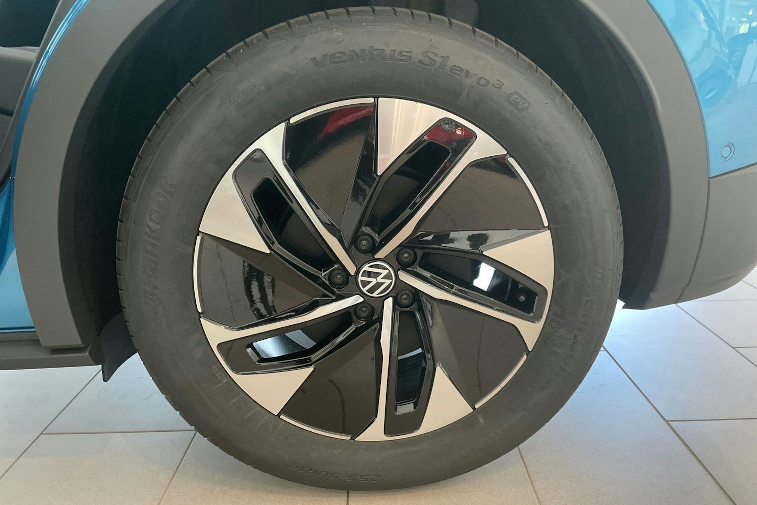 sininen Volkswagen ID.4 2025 kuva 10.