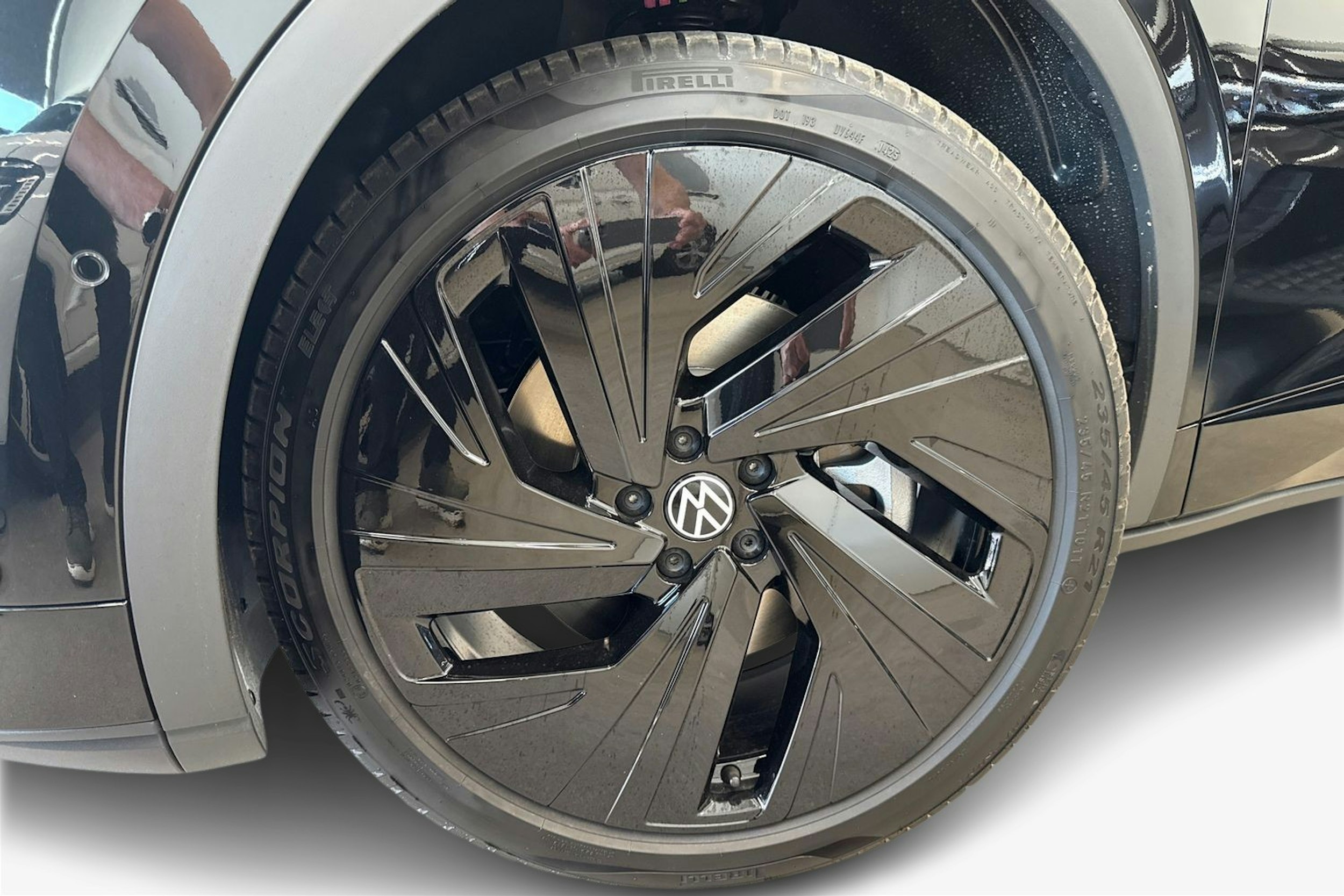musta Volkswagen ID.4 2025 kuva 9.