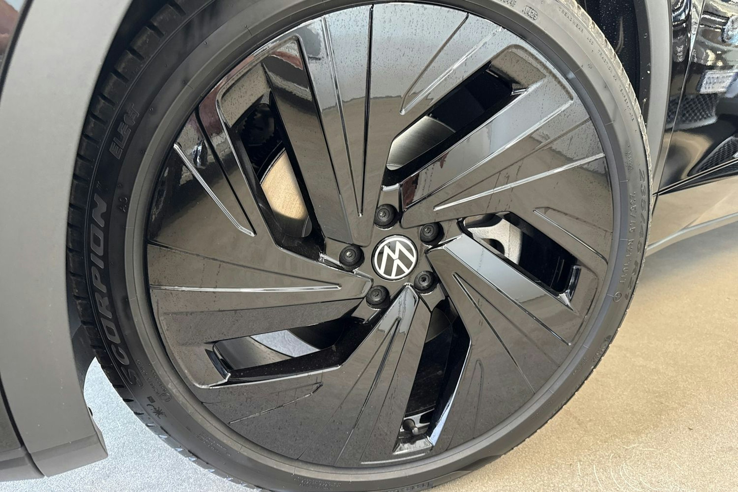 musta Volkswagen ID.4 2025 kuva 10.
