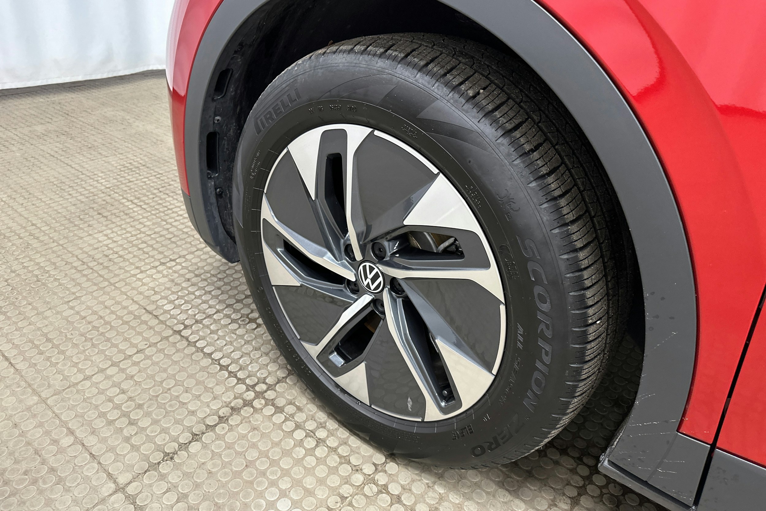 punainen Volkswagen ID.4 2025 kuva 11.