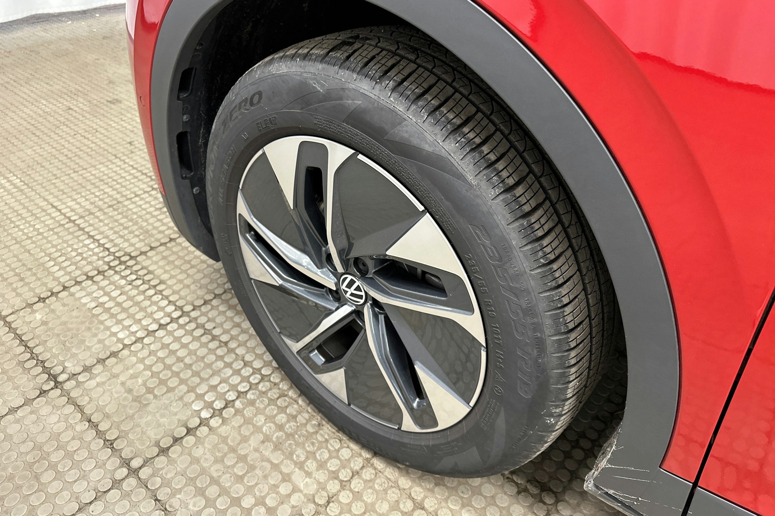 punainen Volkswagen ID.4 2025 kuva 13.