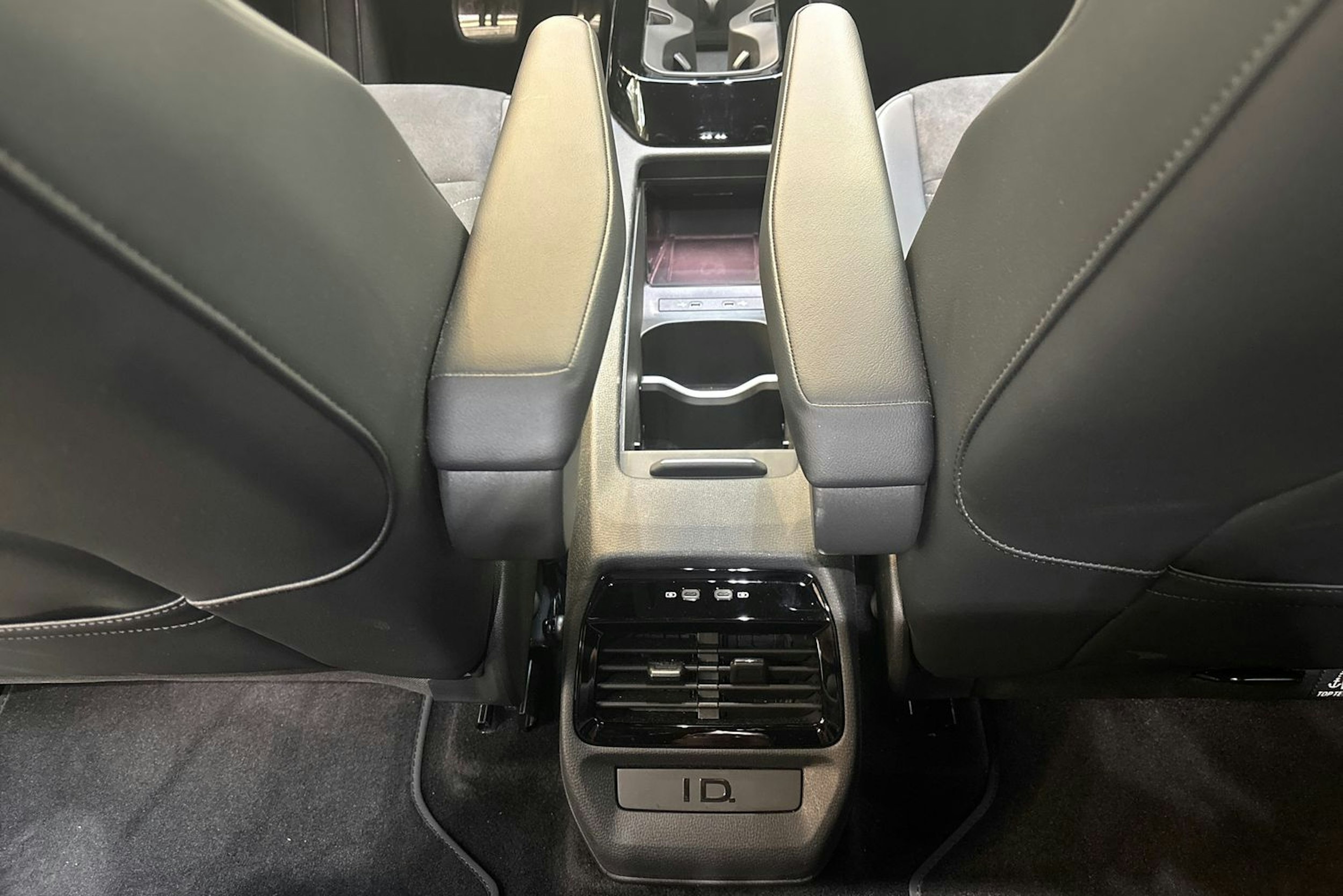 sininen Volkswagen ID.4 2025 kuva 16.