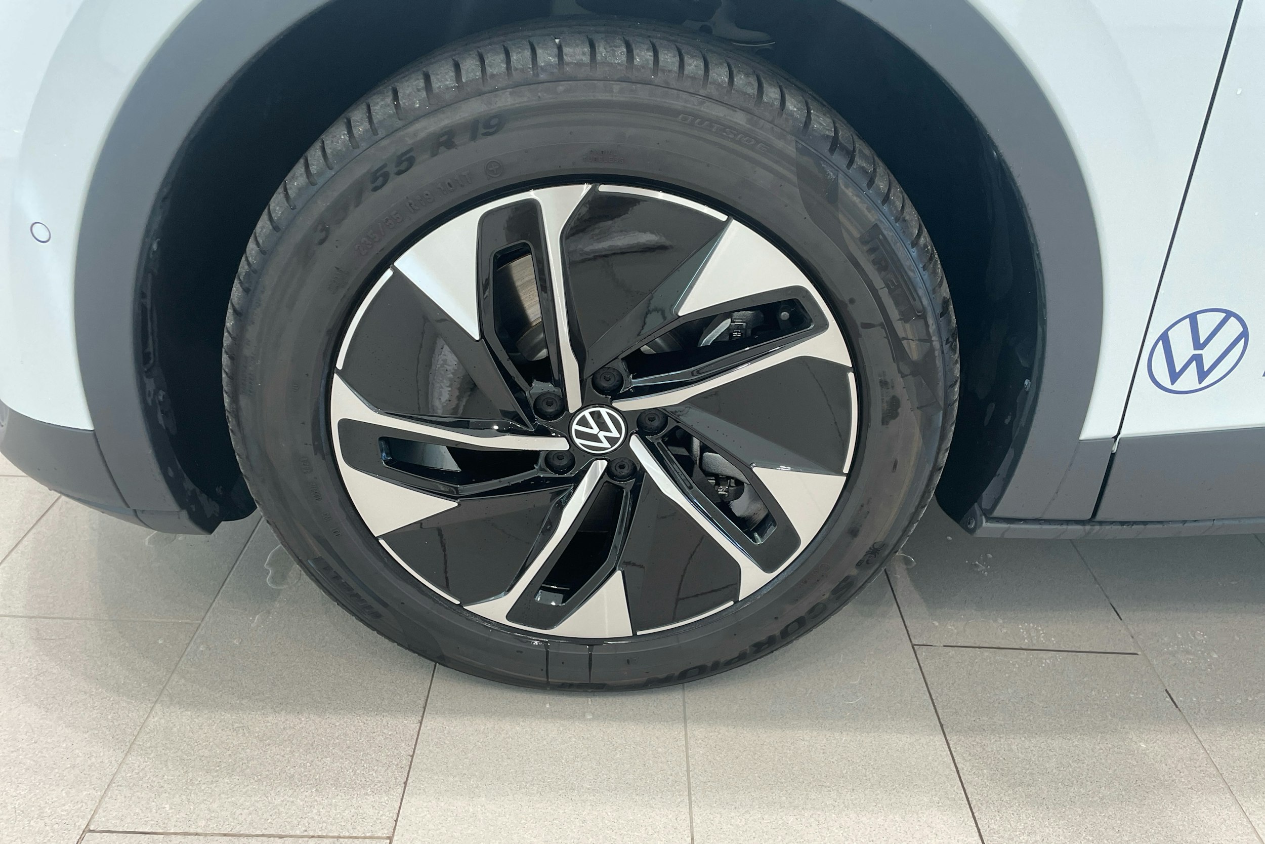 valkoinen Volkswagen ID.4 2025 kuva 9.