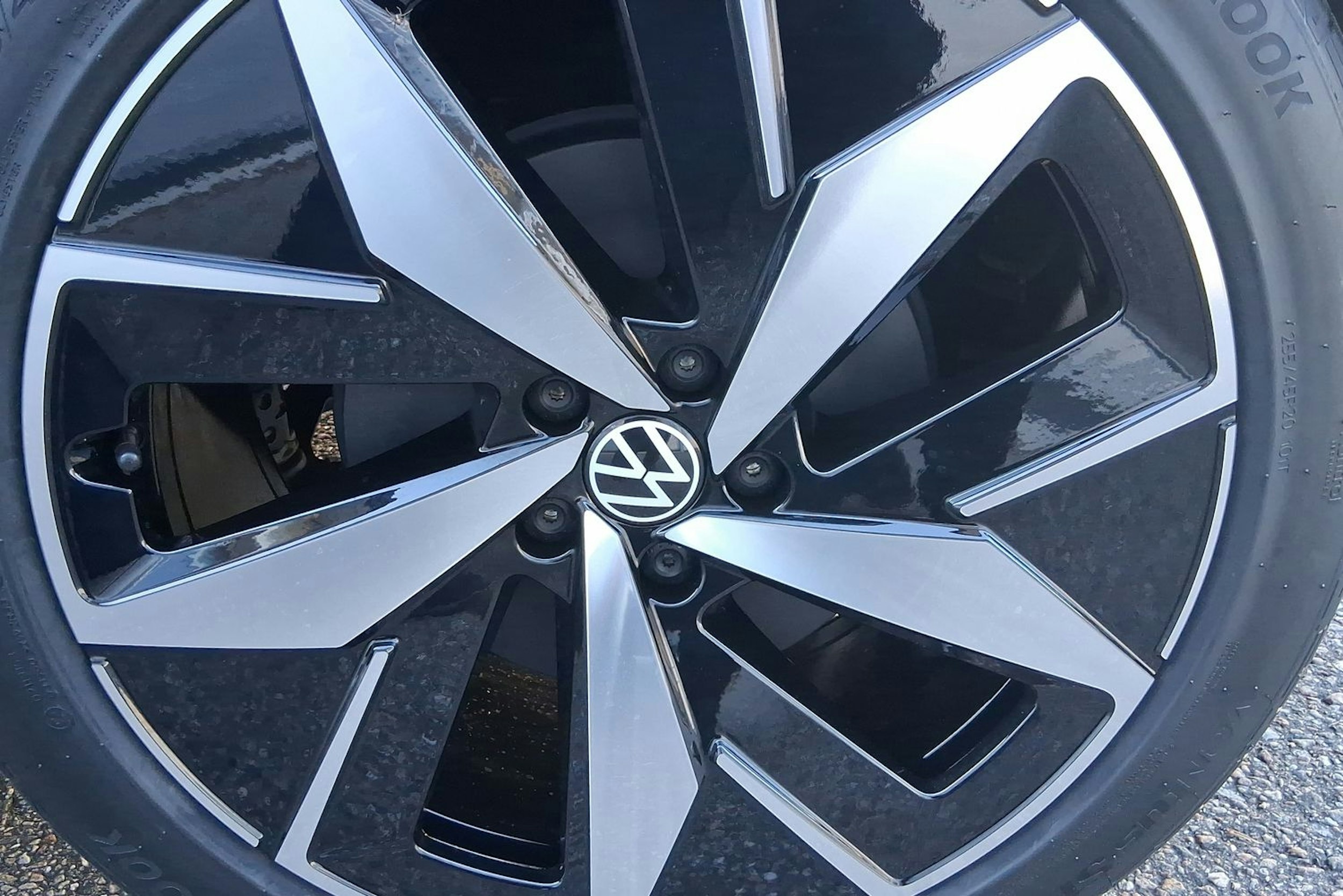 musta Volkswagen ID.4 2025 kuva 9.
