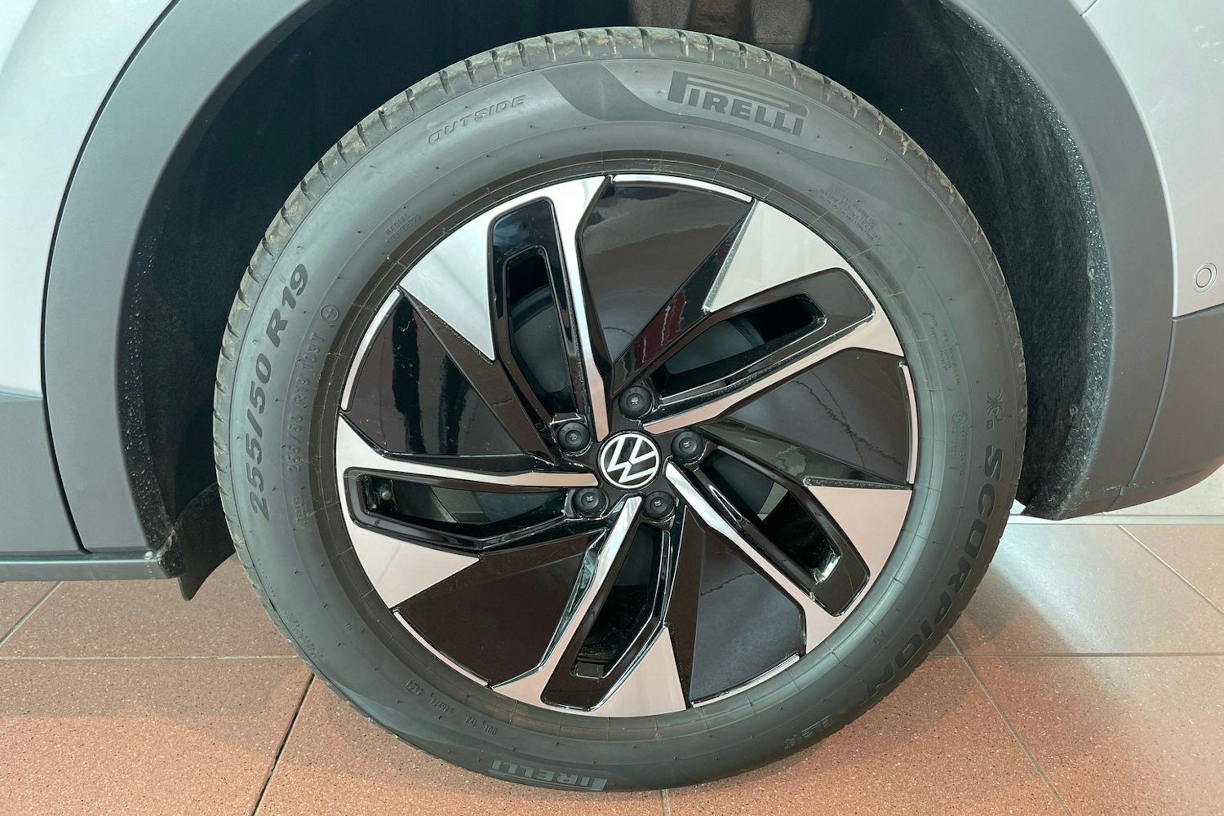 Harmaa Volkswagen ID.4 2025 kuva 10.