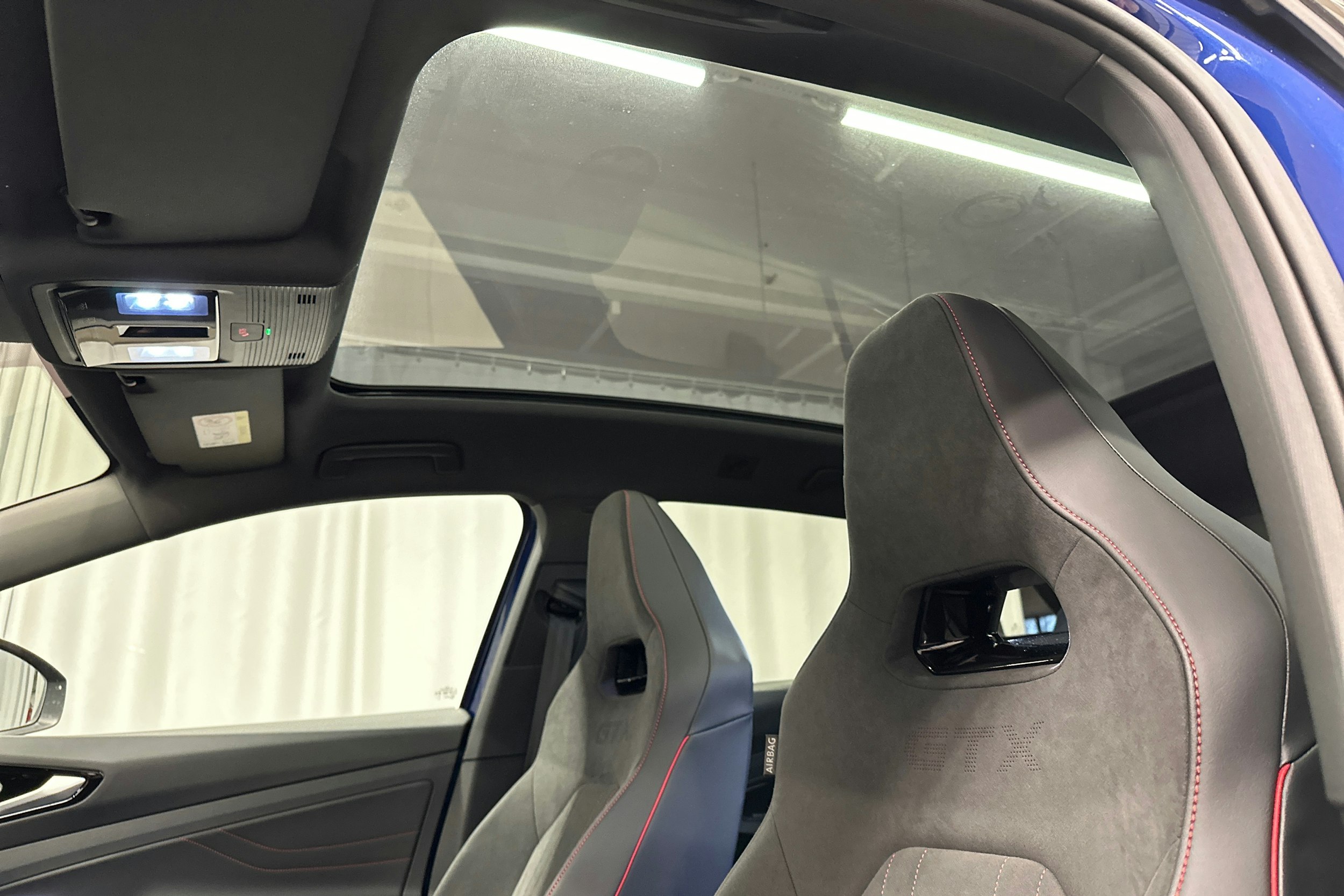 sininen Volkswagen ID.4 2025 kuva 31.