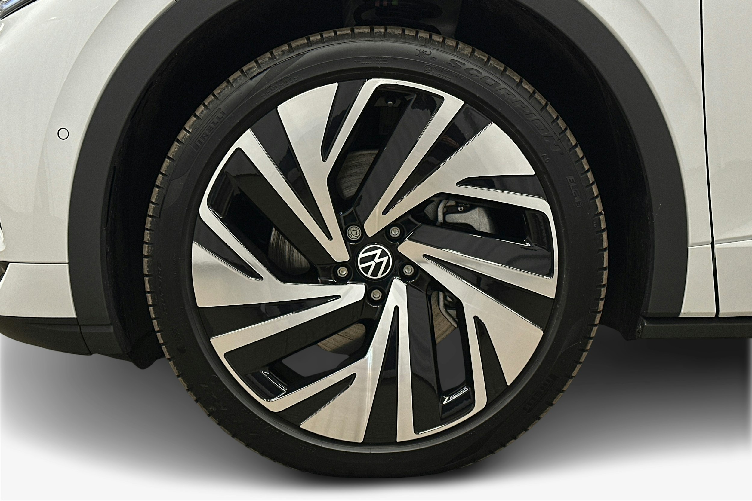 valkoinen Volkswagen ID.4 2025 kuva 11.