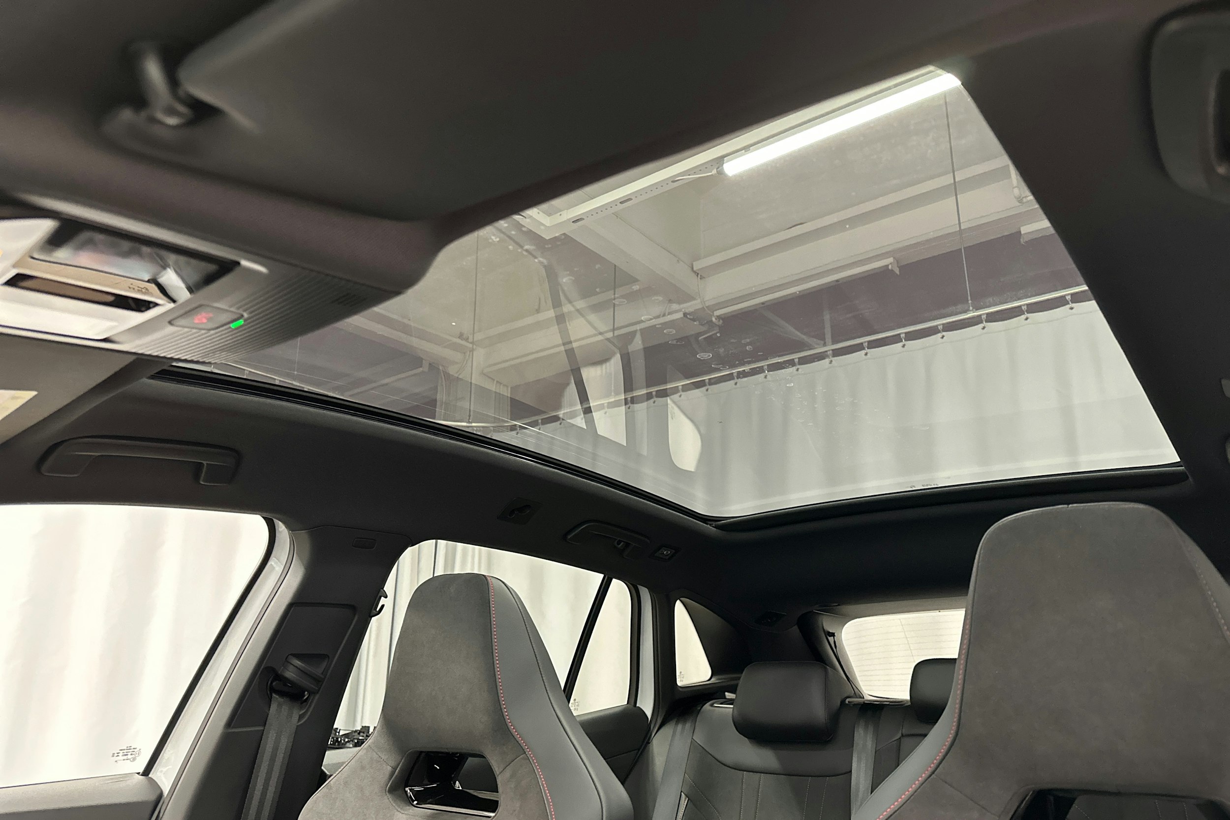 valkoinen Volkswagen ID.4 2025 kuva 36.