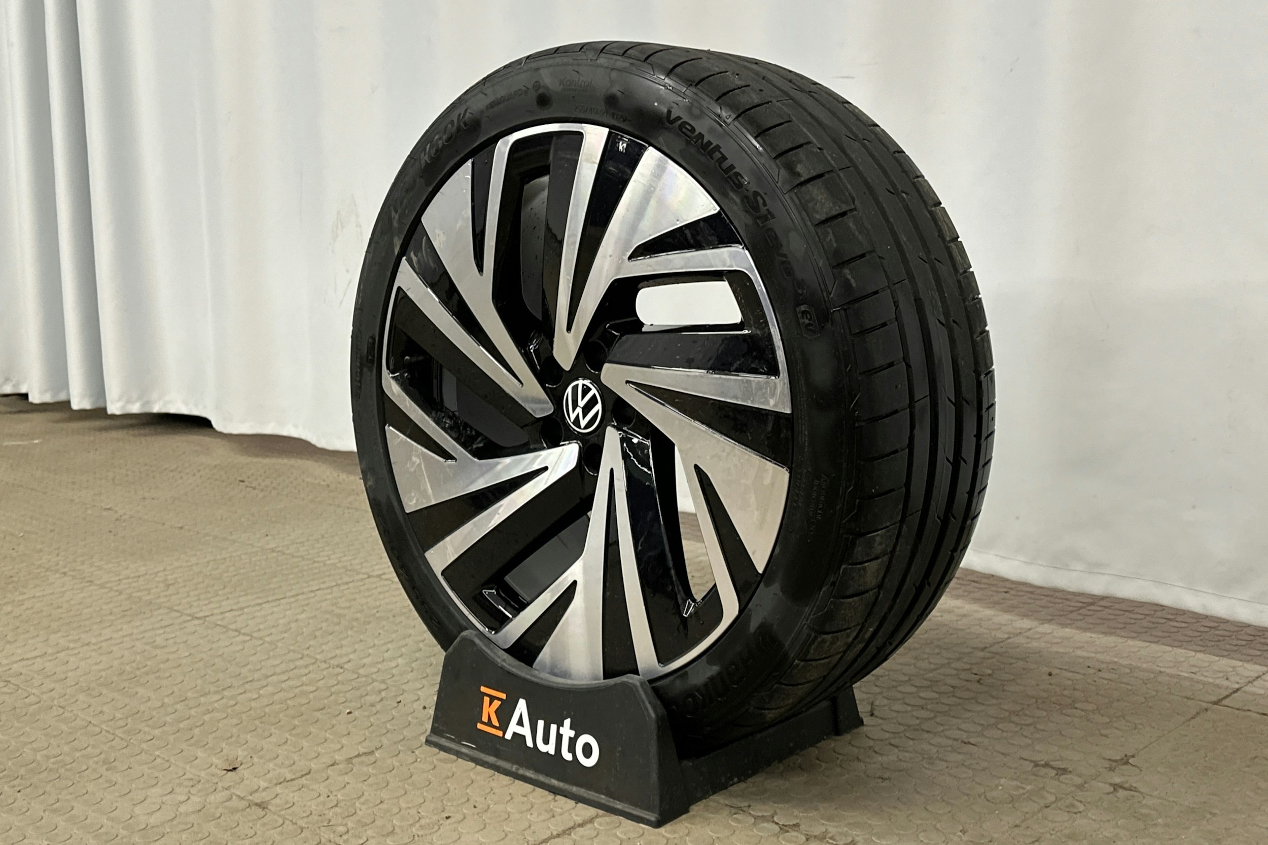 sininen Volkswagen ID.4 2025 kuva 13.