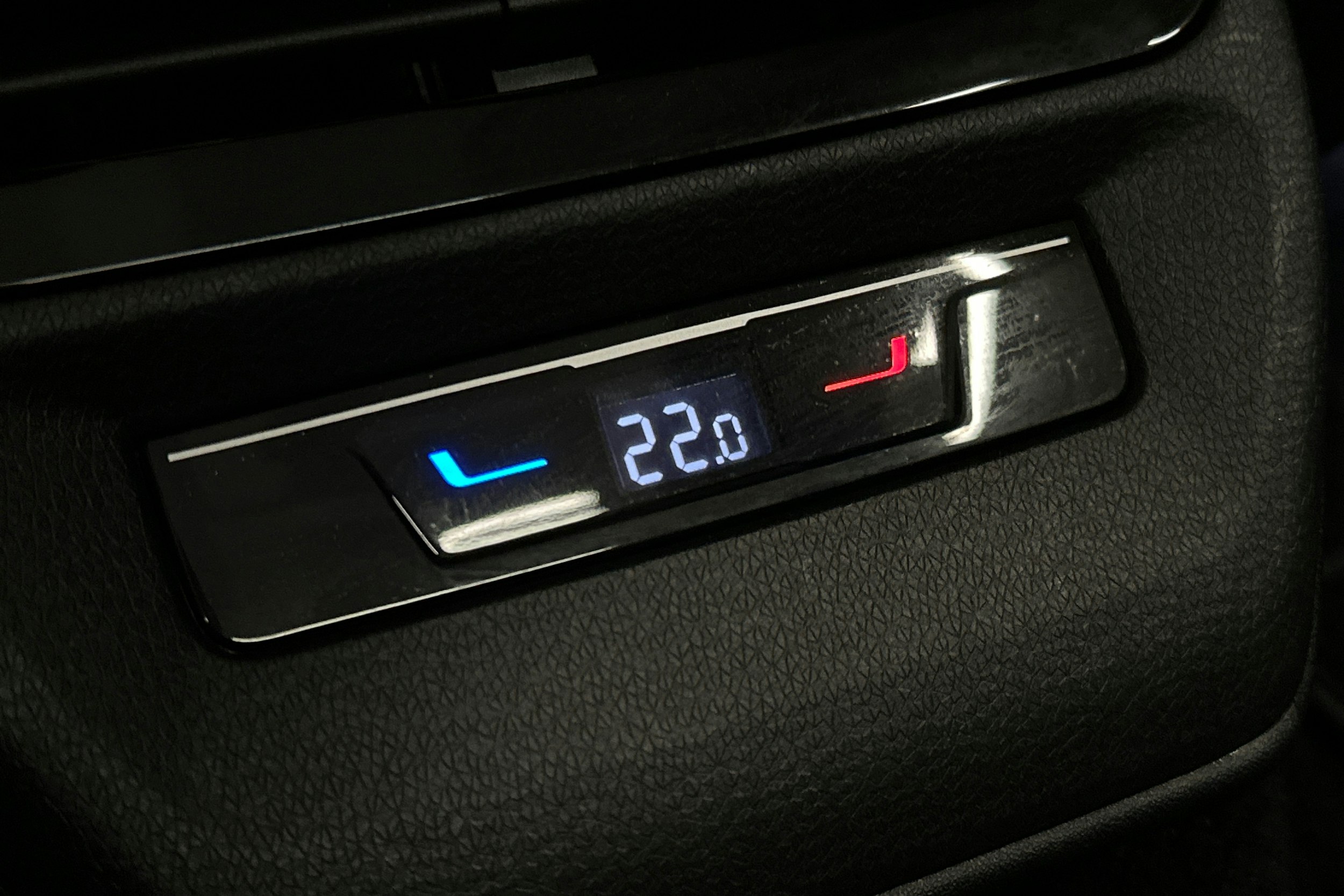 sininen Volkswagen ID.4 2025 kuva 16.