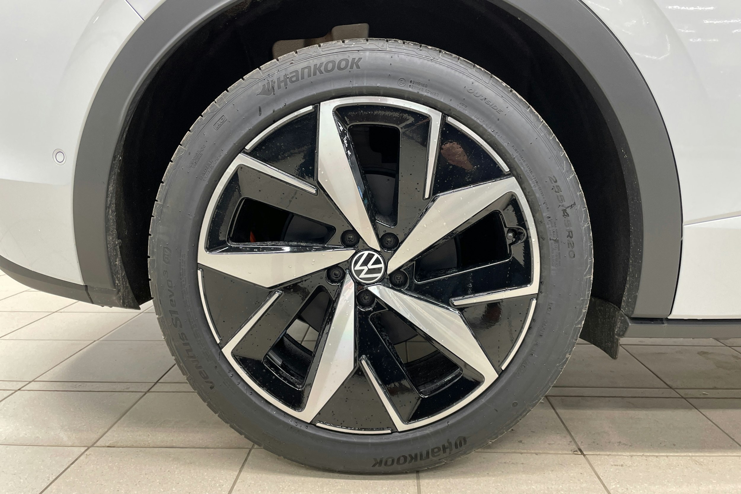 valkoinen Volkswagen ID.4 2025 kuva 9.