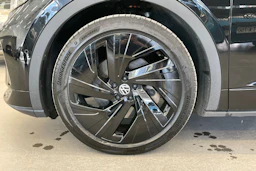 musta Volkswagen ID.4 2025 kuva 10.