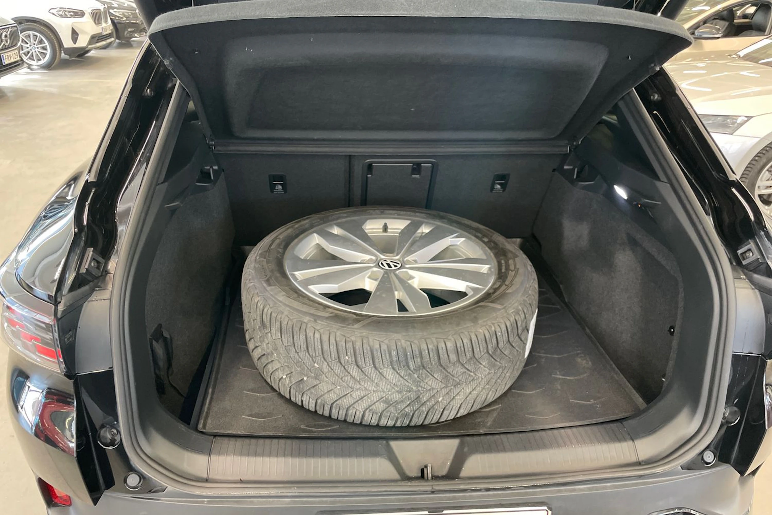 musta Volkswagen ID.4 2025 kuva 15.