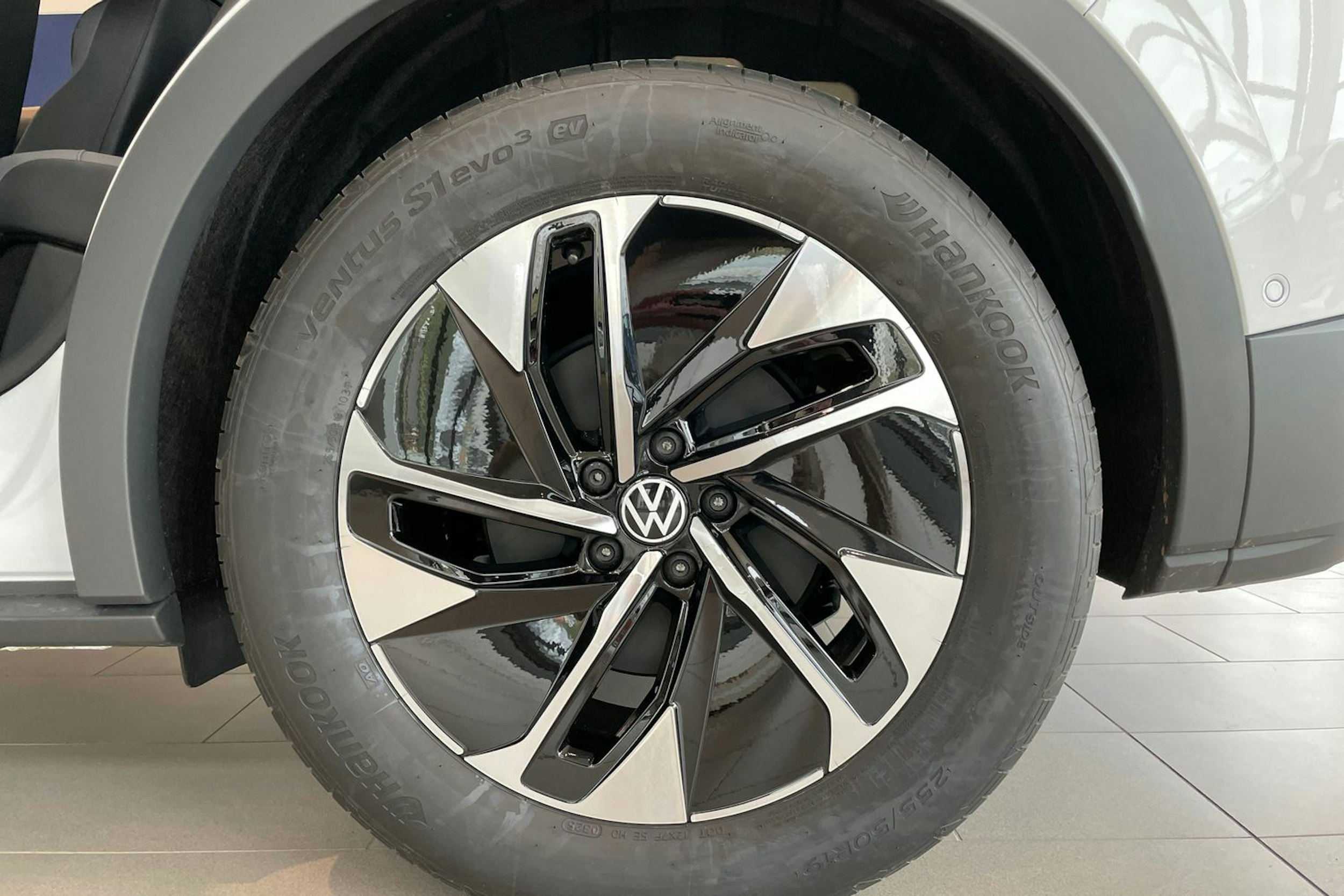 valkoinen Volkswagen ID.4 2025 kuva 10.