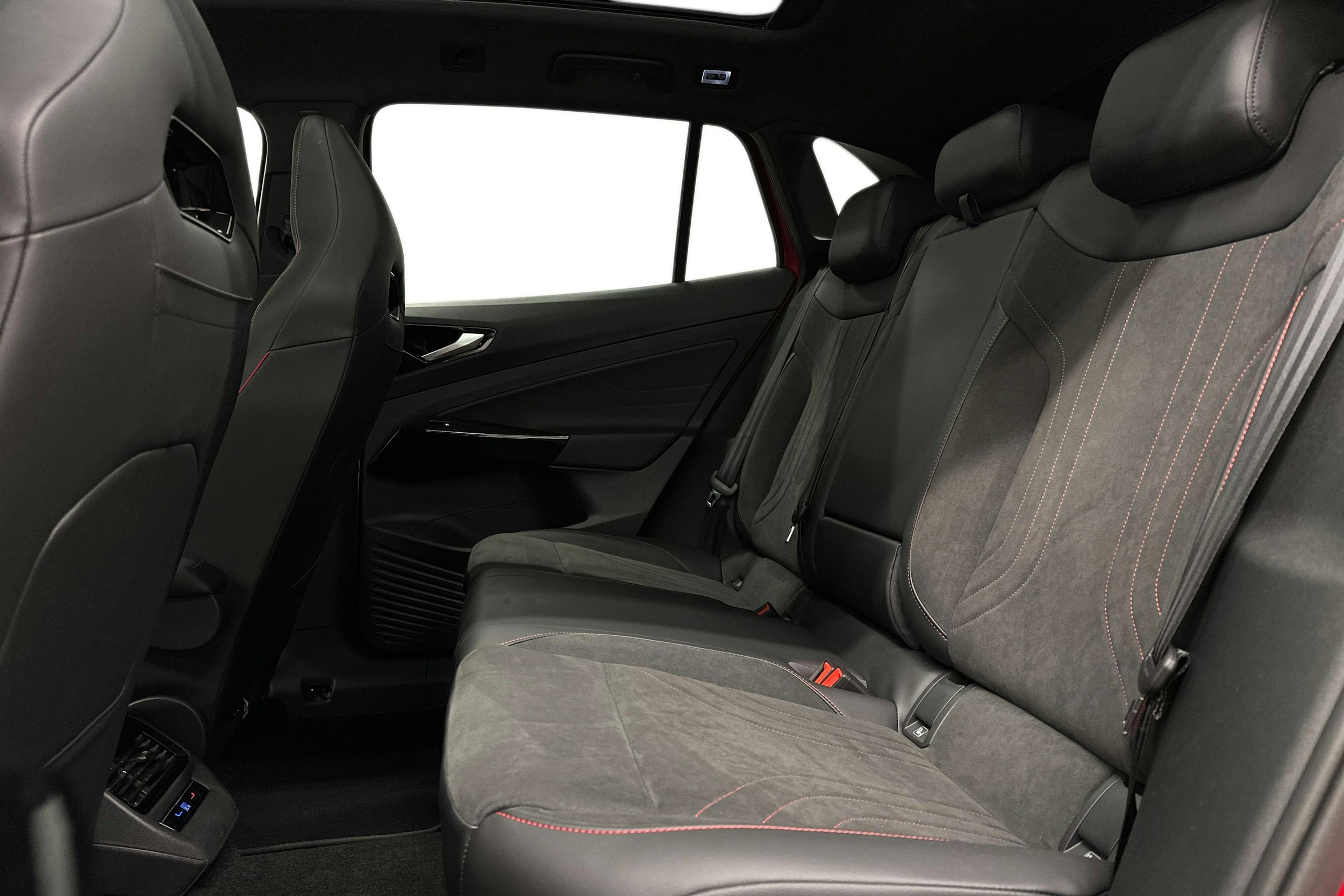 punainen Volkswagen ID.4 2025 kuva 10.