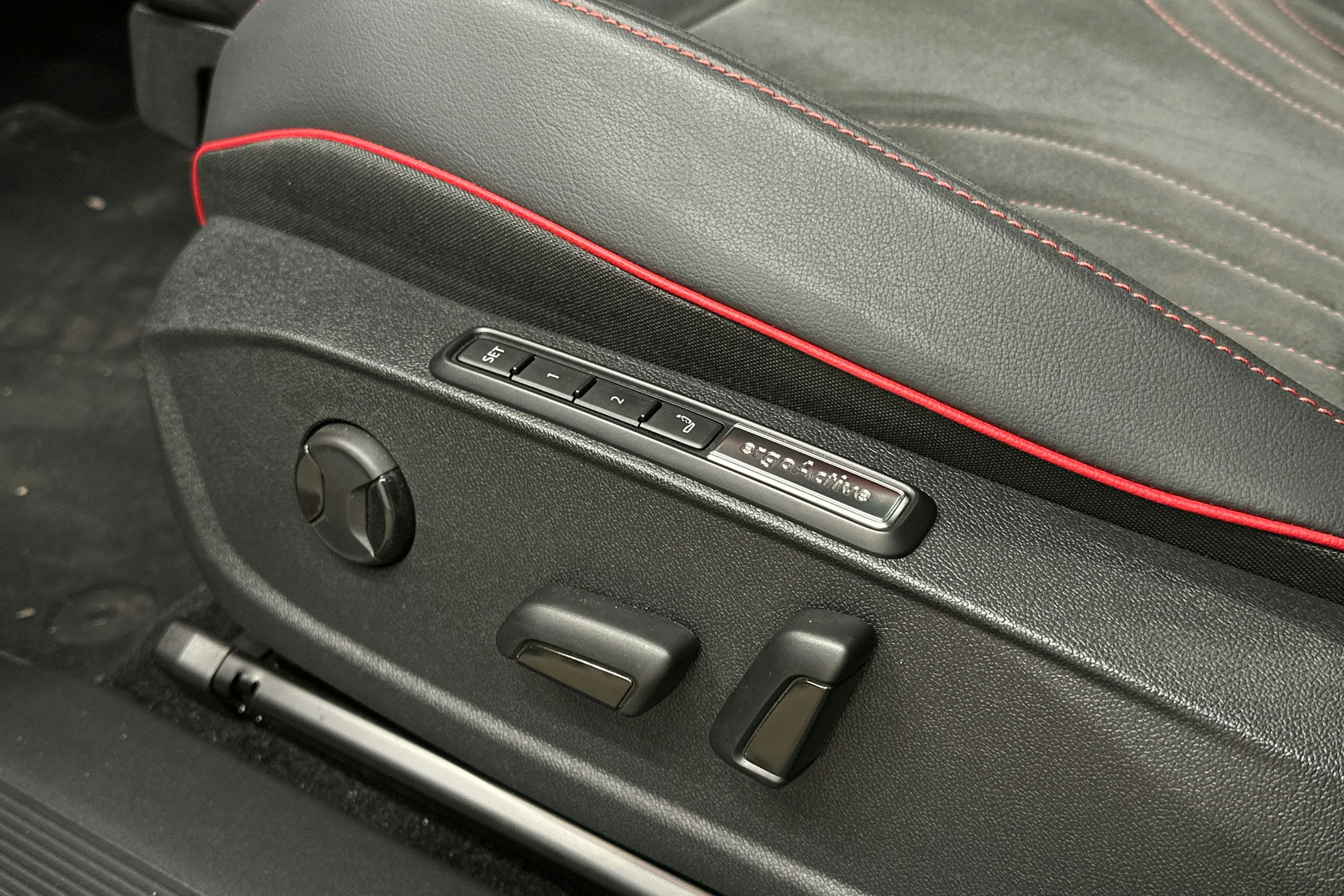 punainen Volkswagen ID.4 2025 kuva 27.