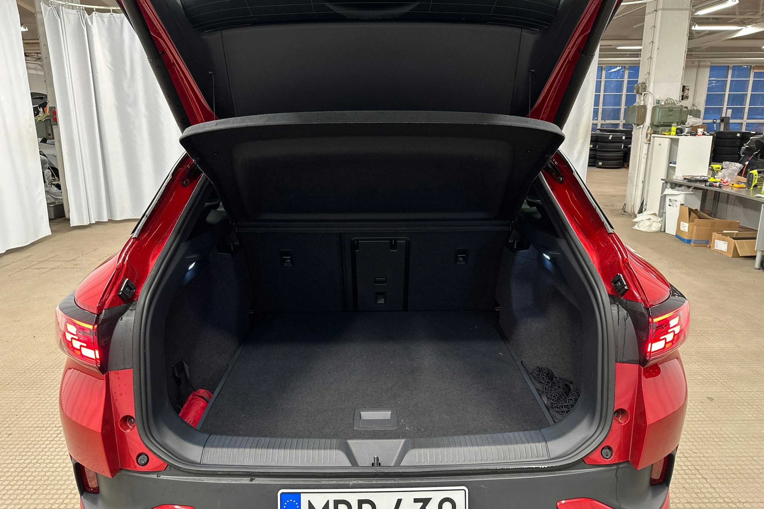 punainen Volkswagen ID.4 2025 kuva 28.