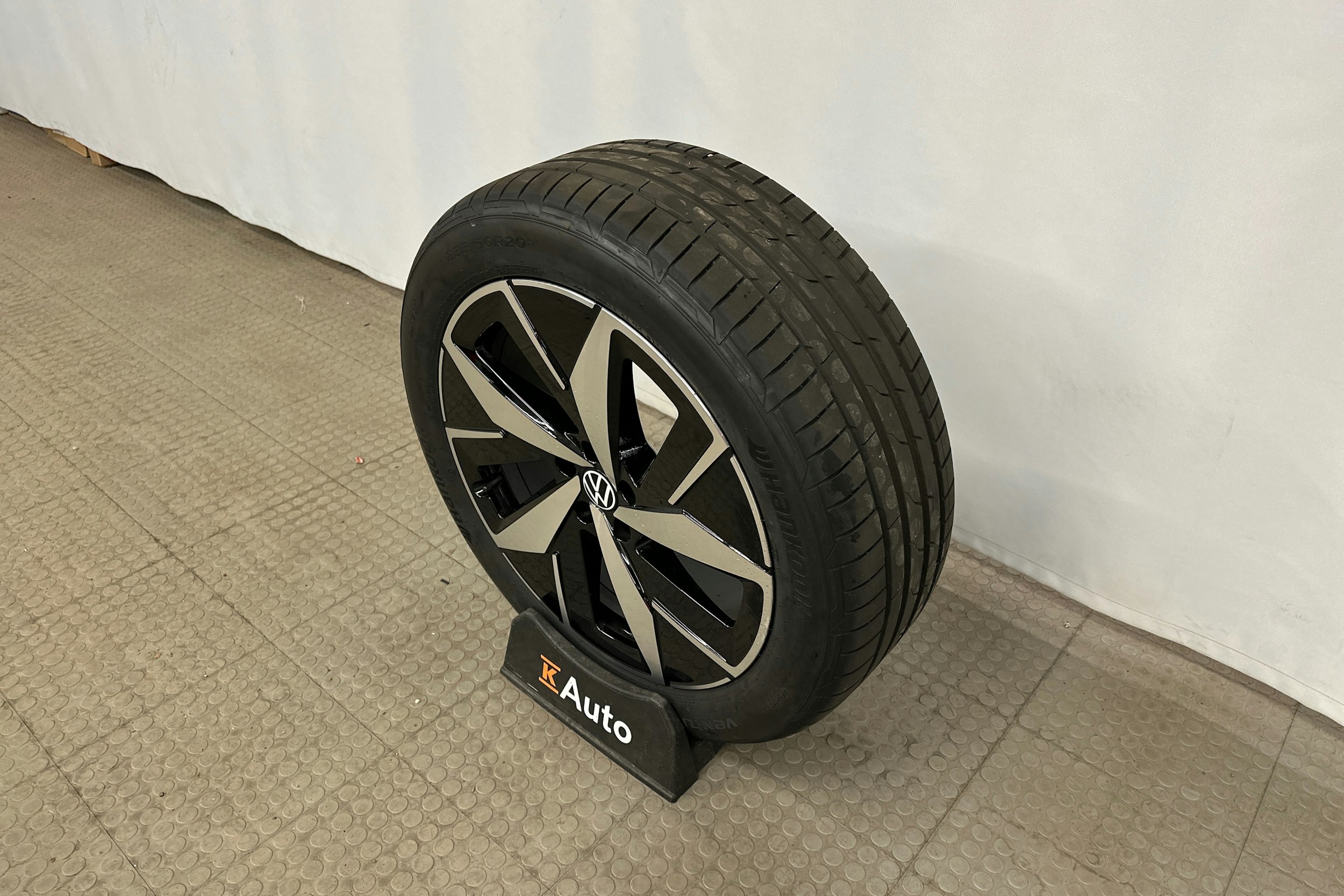 punainen Volkswagen ID.4 2025 kuva 13.