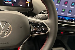 punainen Volkswagen ID.4 2025 kuva 15.