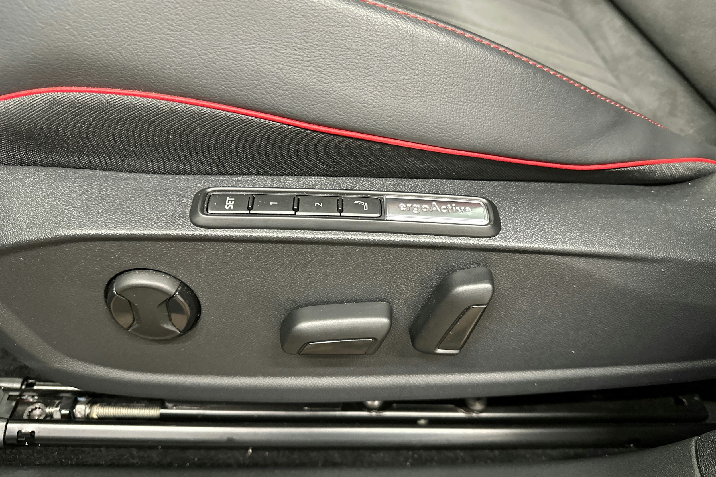 punainen Volkswagen ID.4 2025 kuva 31.