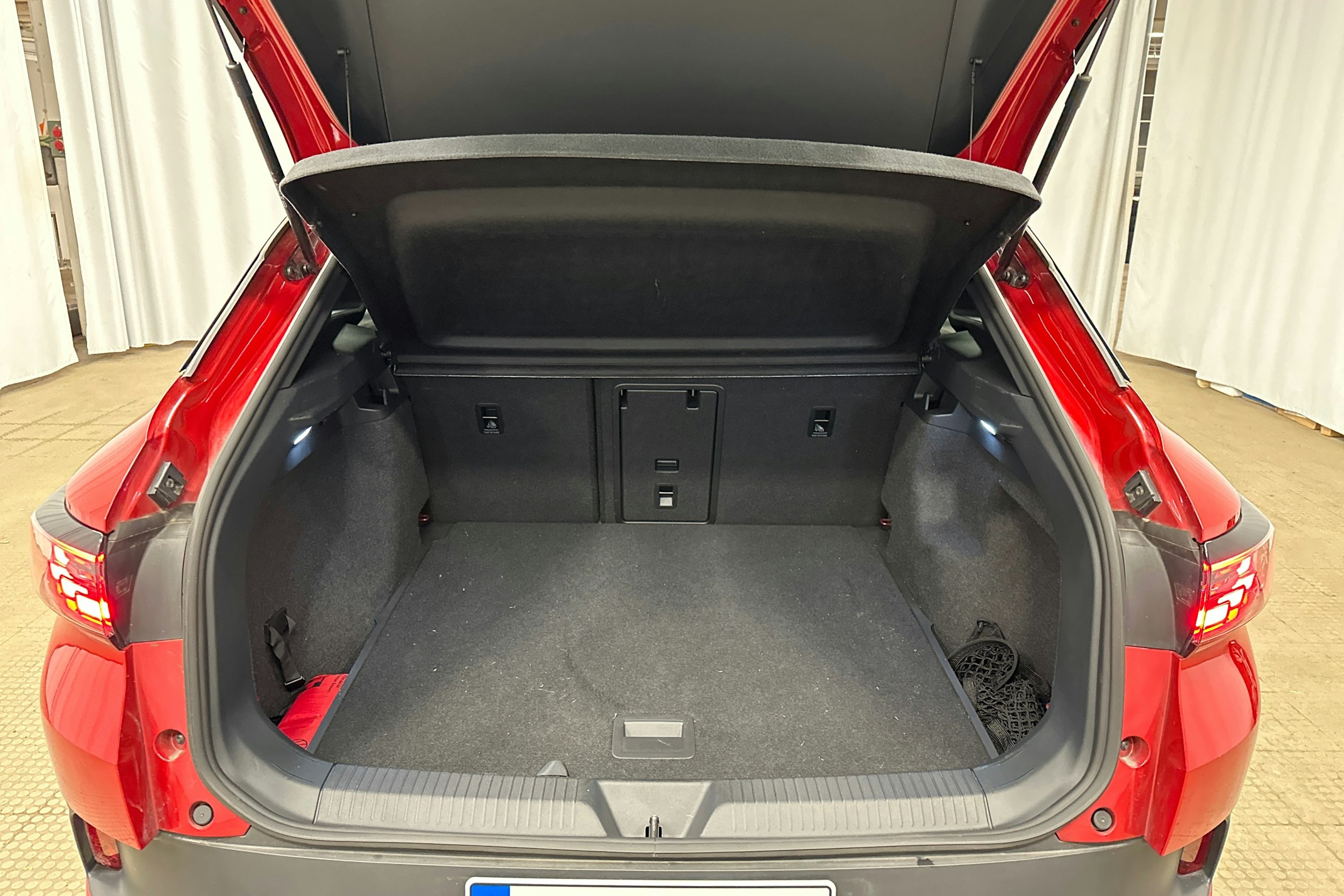 punainen Volkswagen ID.4 2025 kuva 33.