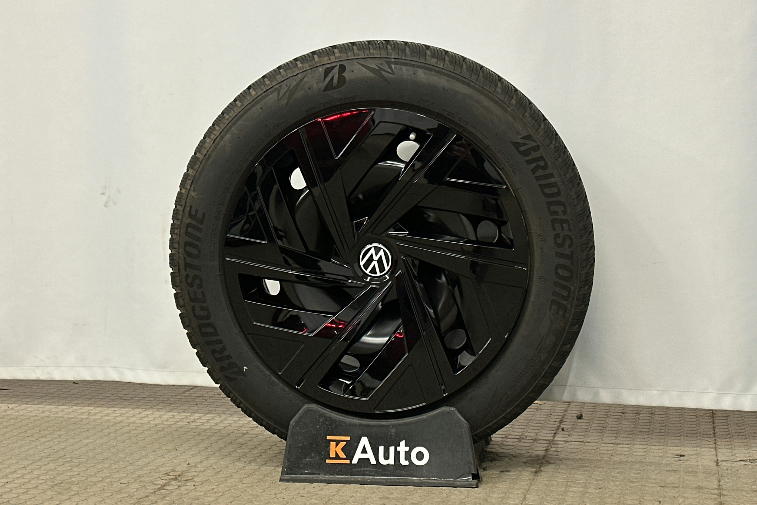 punainen Volkswagen ID.4 2025 kuva 13.