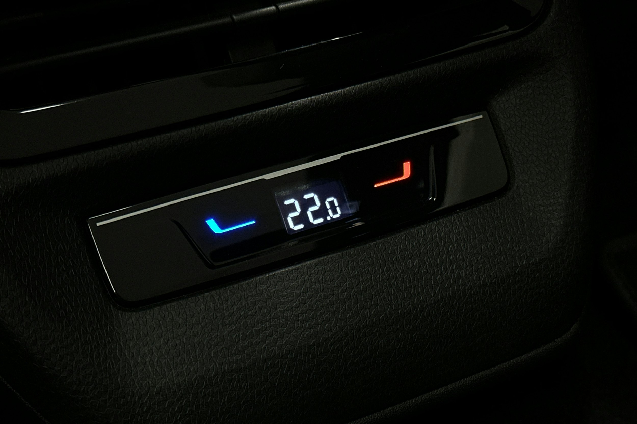 punainen Volkswagen ID.4 2025 kuva 16.