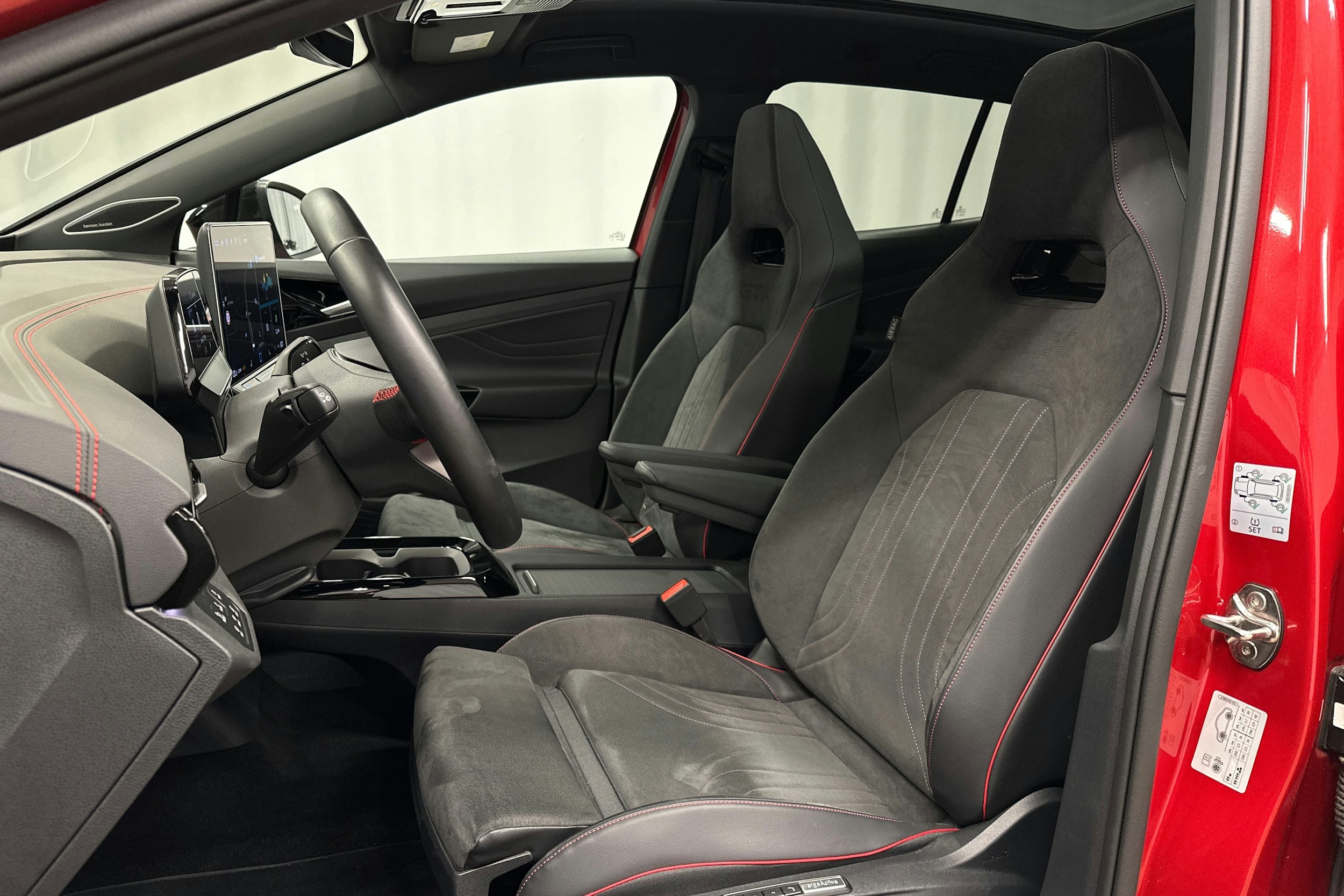 punainen Volkswagen ID.4 2025 kuva 17.