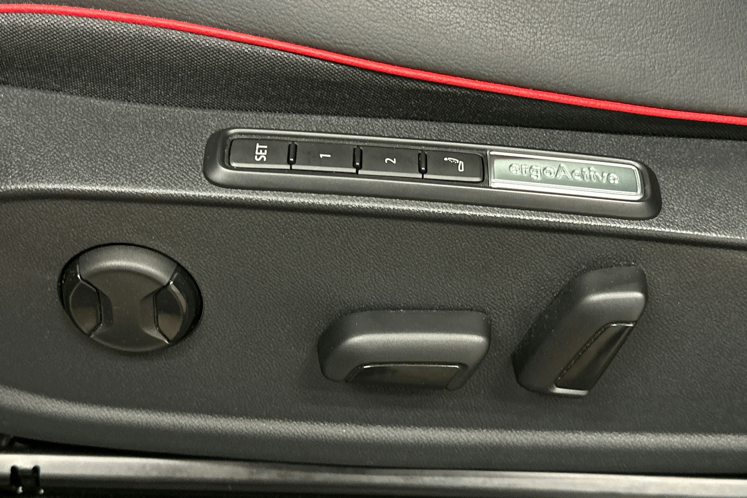 punainen Volkswagen ID.4 2025 kuva 18.