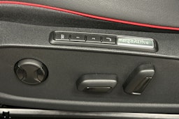 punainen Volkswagen ID.4 2025 kuva 18.