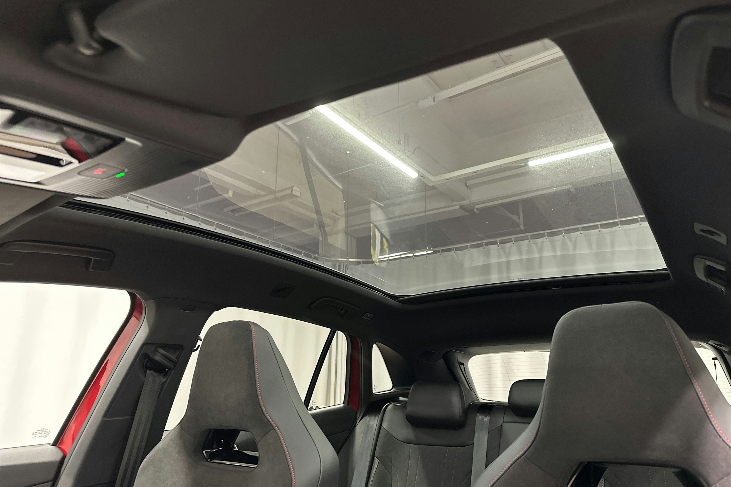 punainen Volkswagen ID.4 2025 kuva 36.