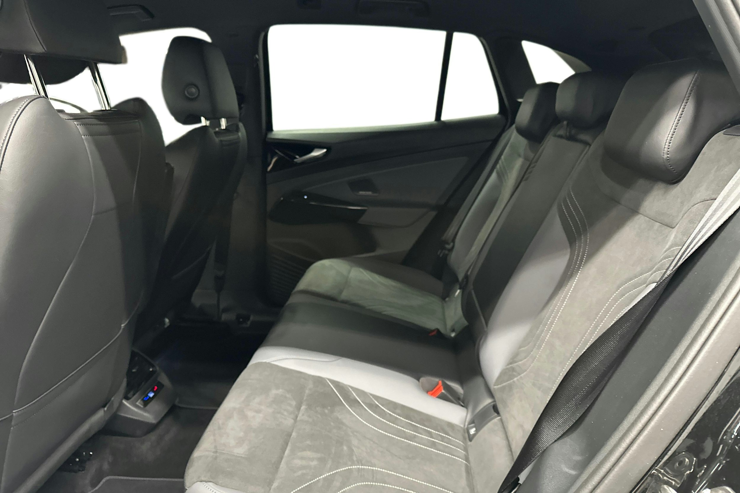 musta Volkswagen ID.4 2025 kuva 10.