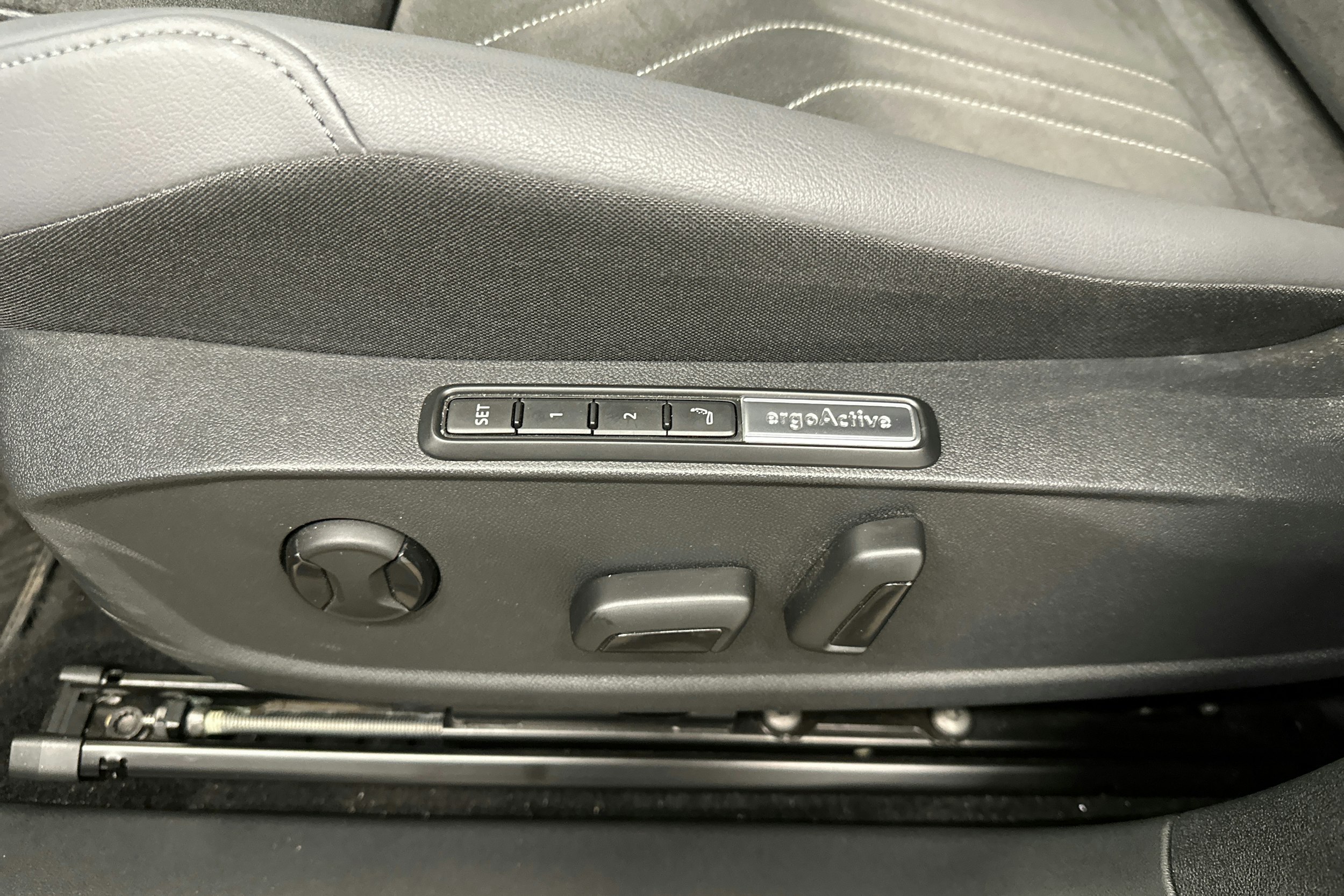 musta Volkswagen ID.4 2025 kuva 30.