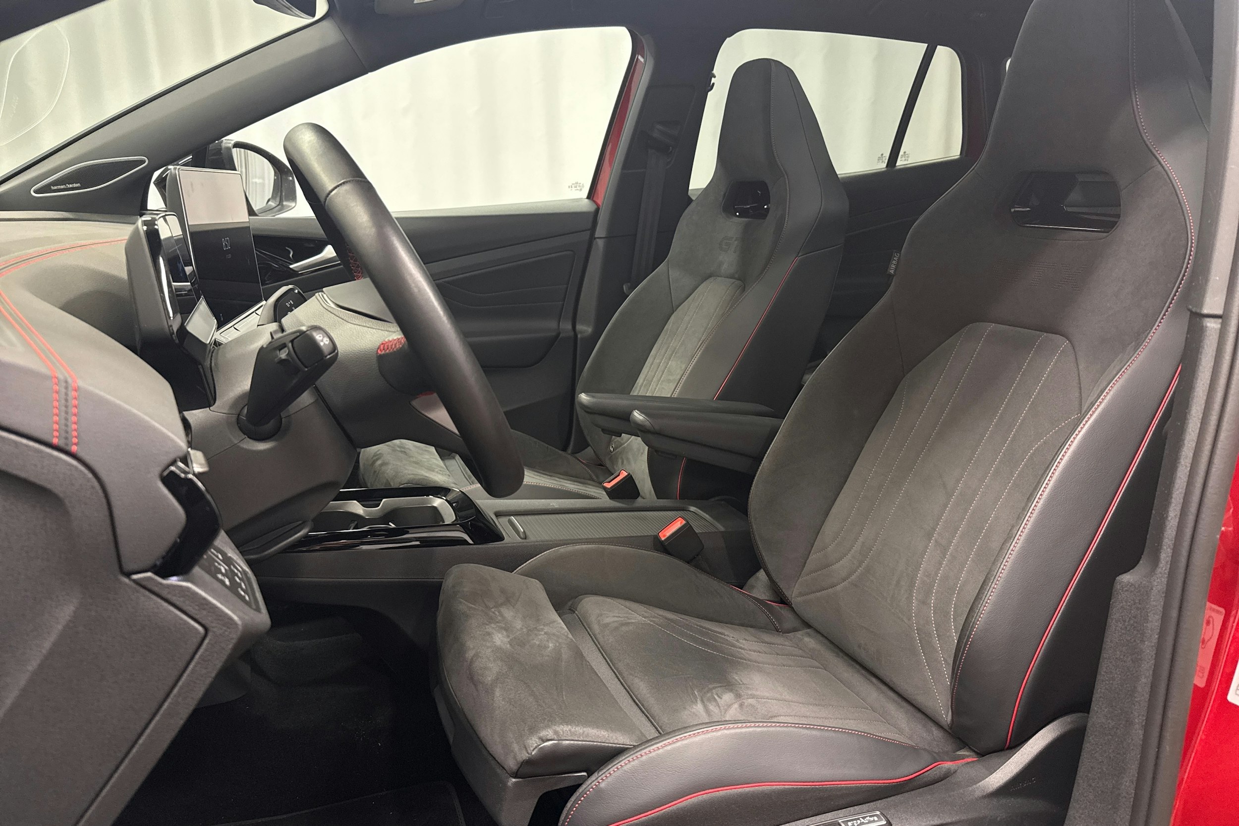 punainen Volkswagen ID.4 2025 kuva 10.