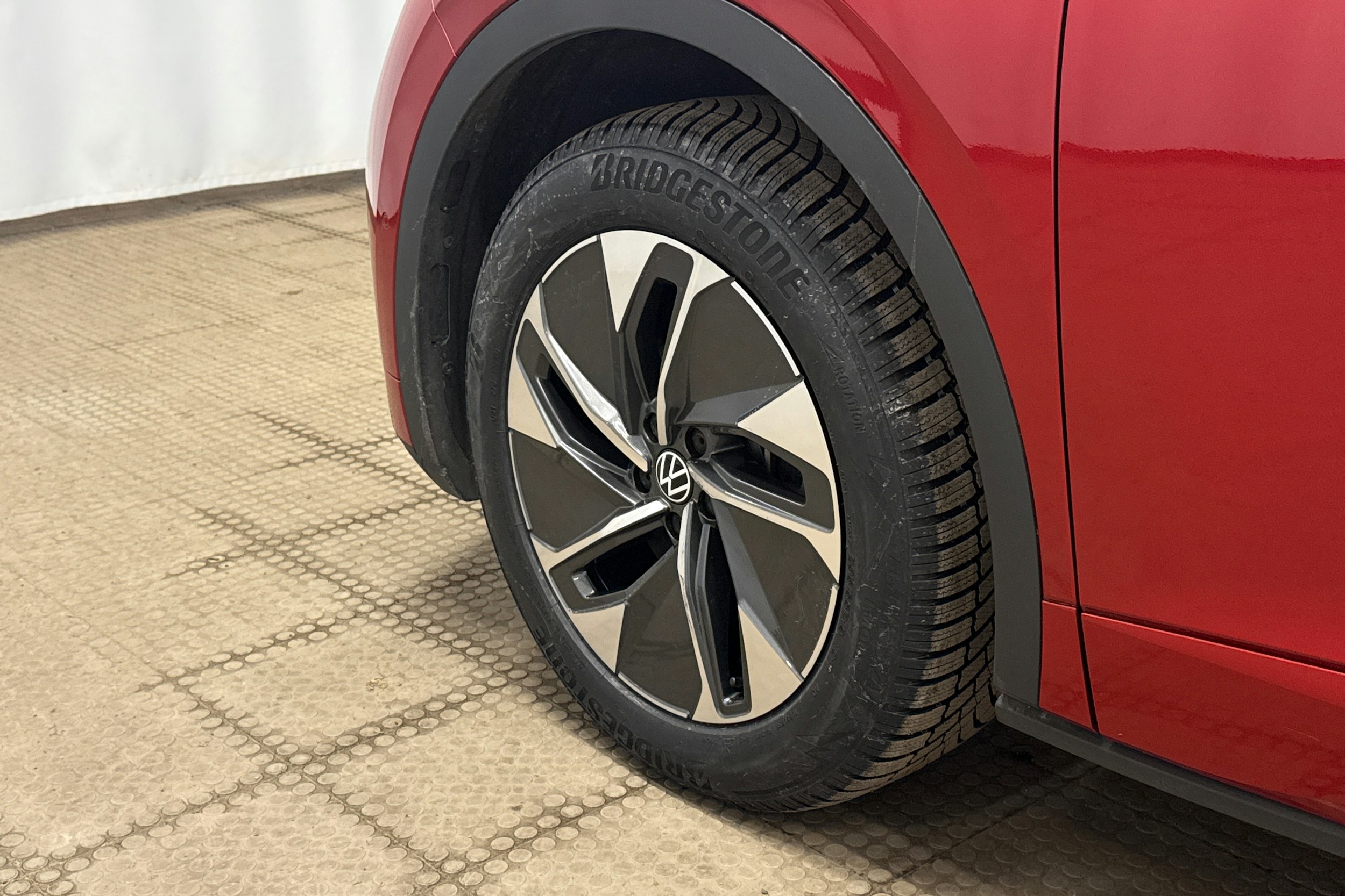 punainen Volkswagen ID.4 2025 kuva 14.