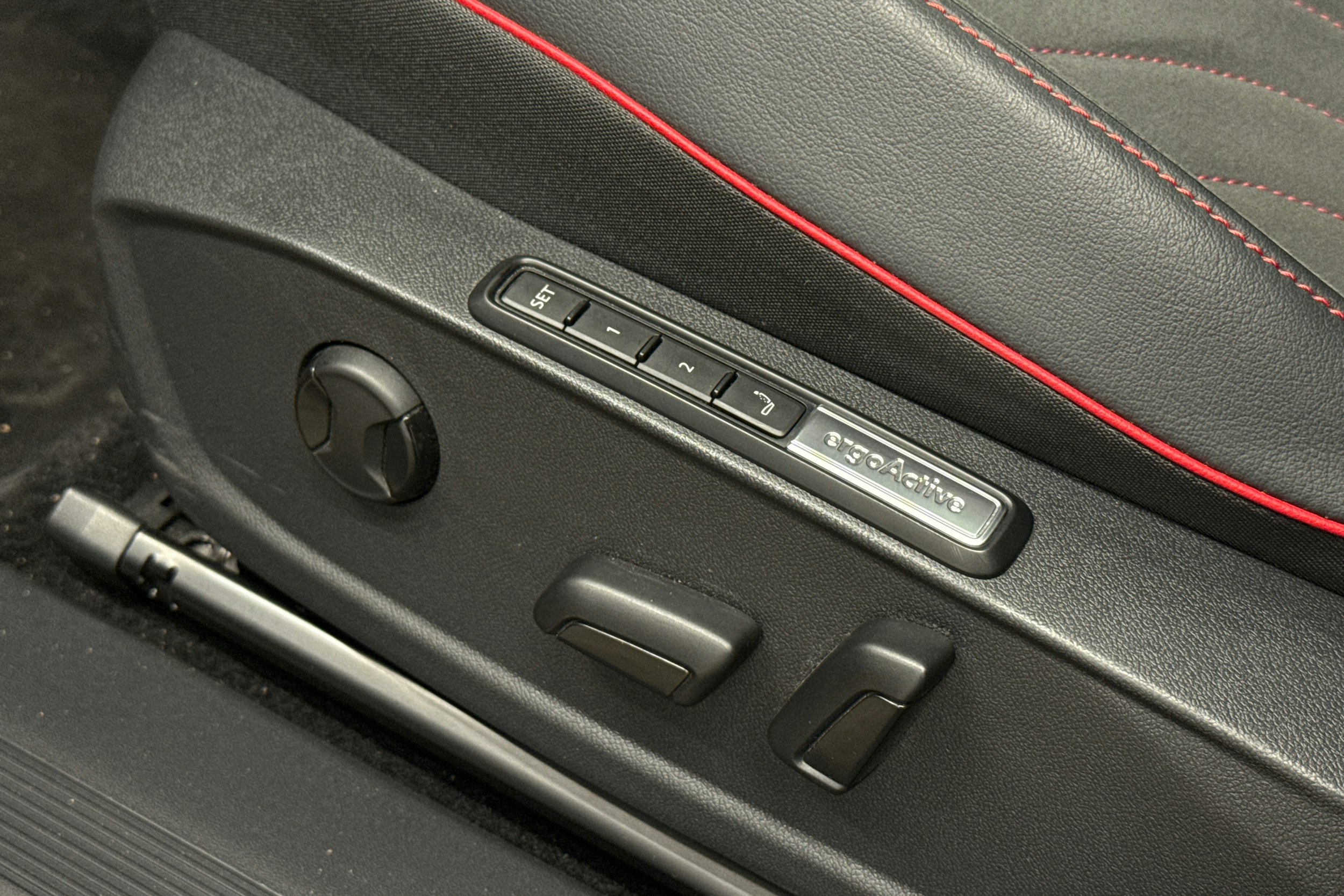 punainen Volkswagen ID.4 2025 kuva 32.