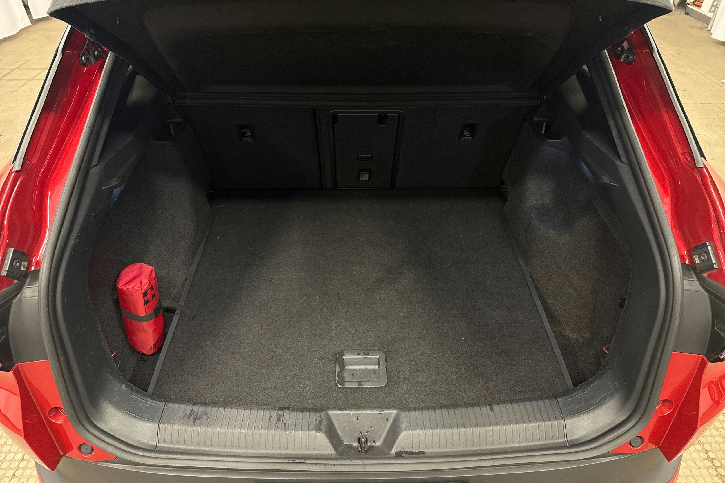 punainen Volkswagen ID.4 2025 kuva 33.