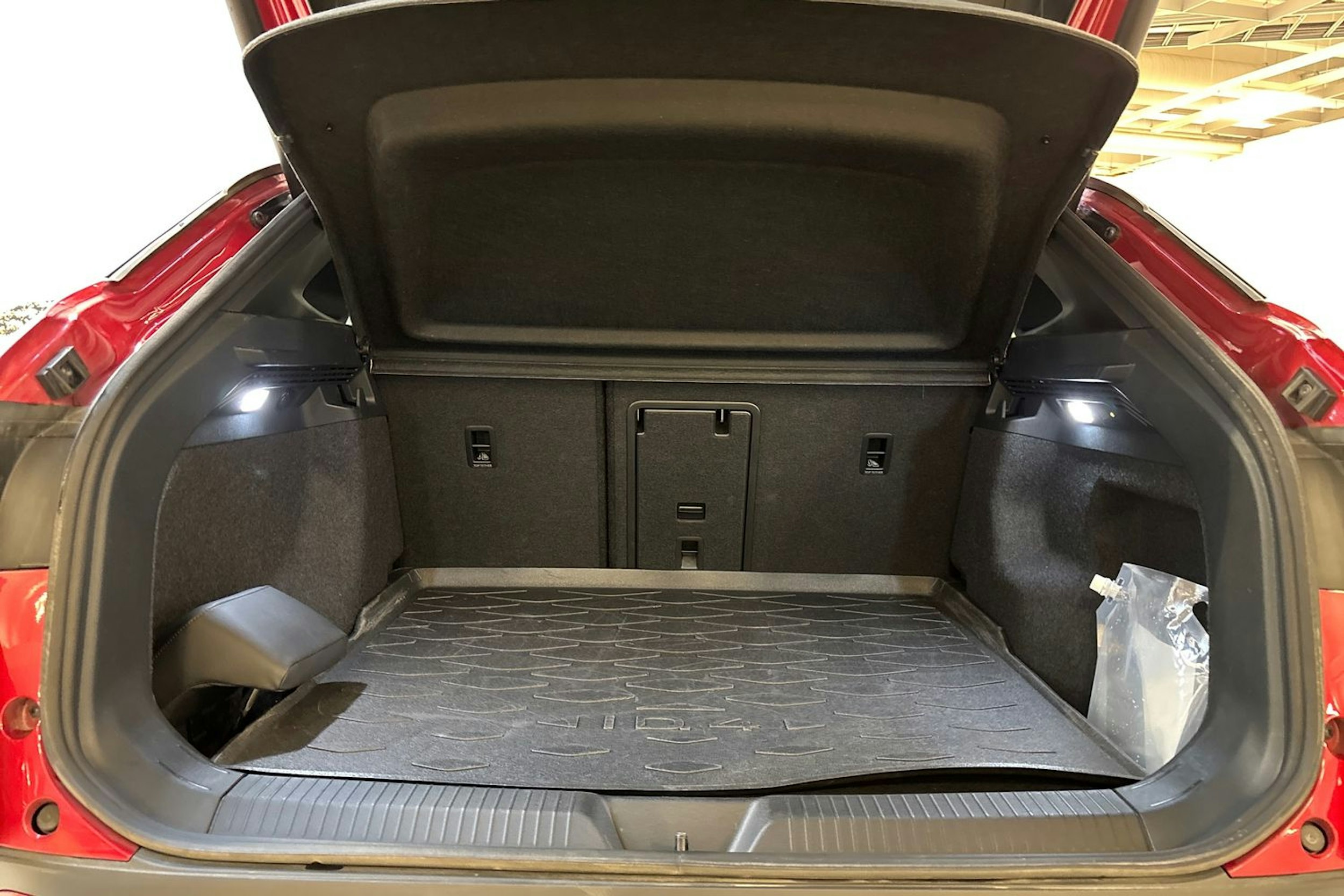 punainen Volkswagen ID.4 2025 kuva 11.